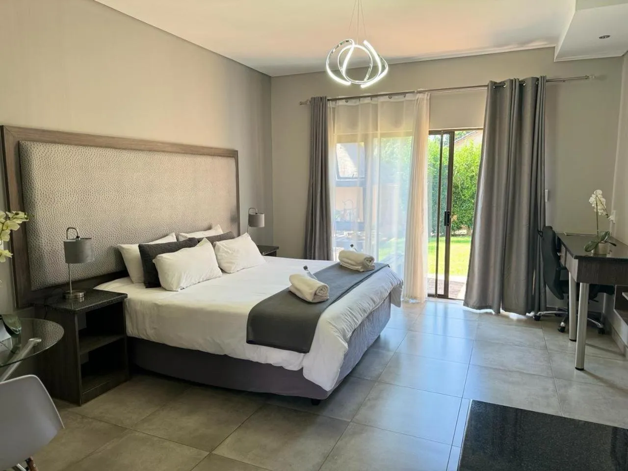 Property building, Bed in Manor Hills Guest Lodge