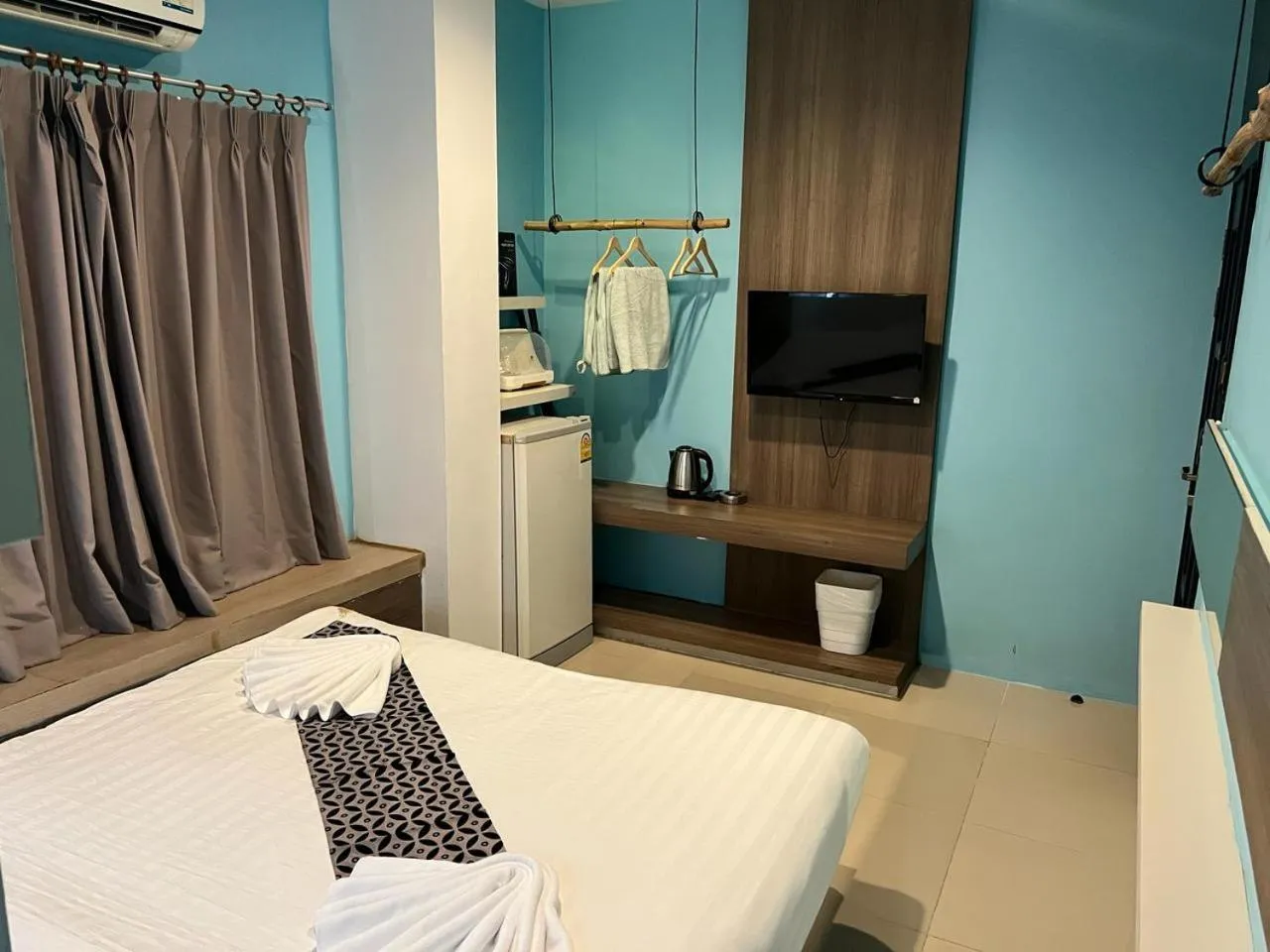 Photo of the whole room, Bed in Hotel The Journey Patong New