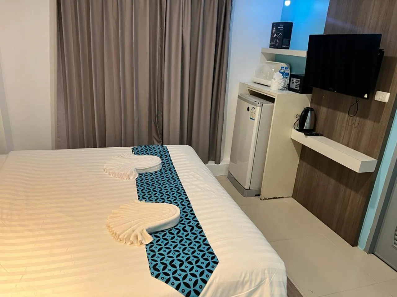 Photo of the whole room, Bed in Hotel The Journey Patong New