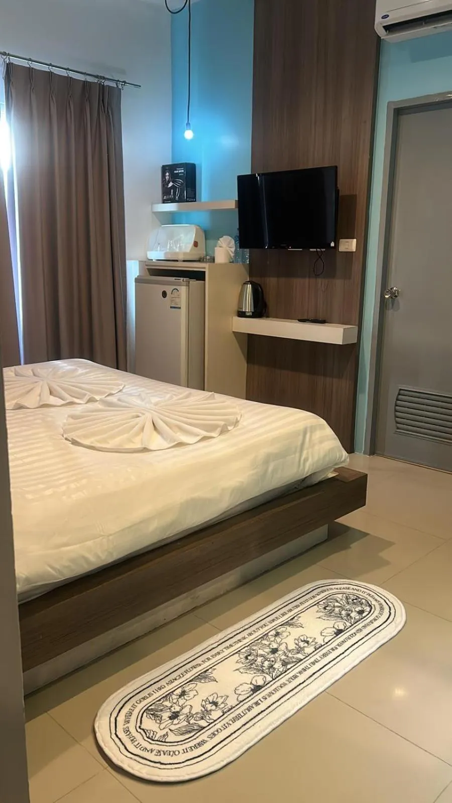 Photo of the whole room, Bed in Hotel The Journey Patong New