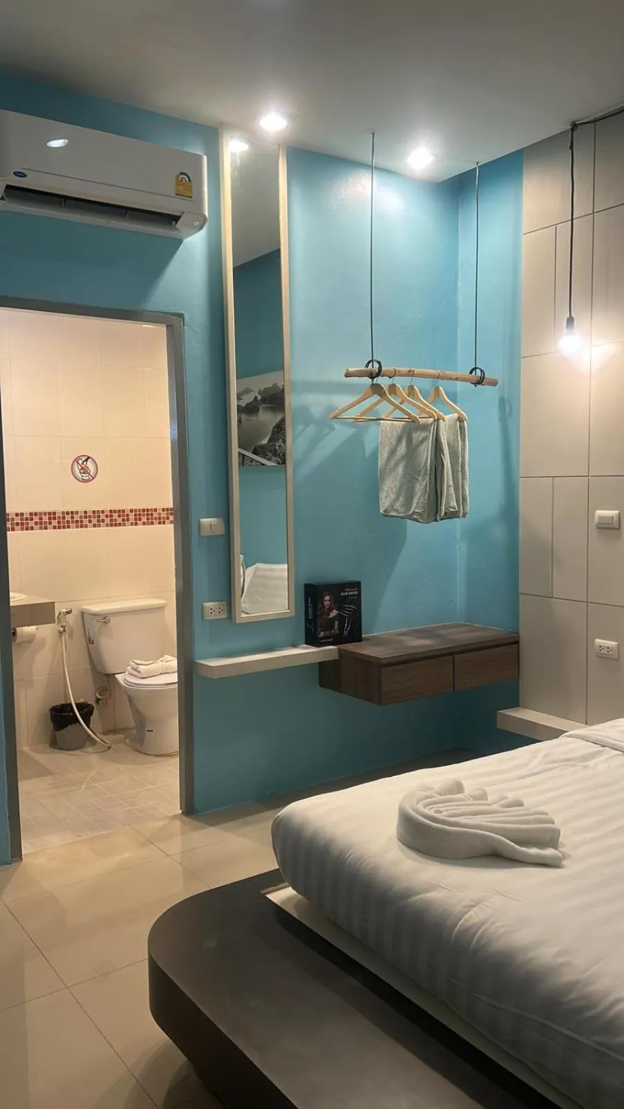 Shower, Bed in Hotel The Journey Patong New