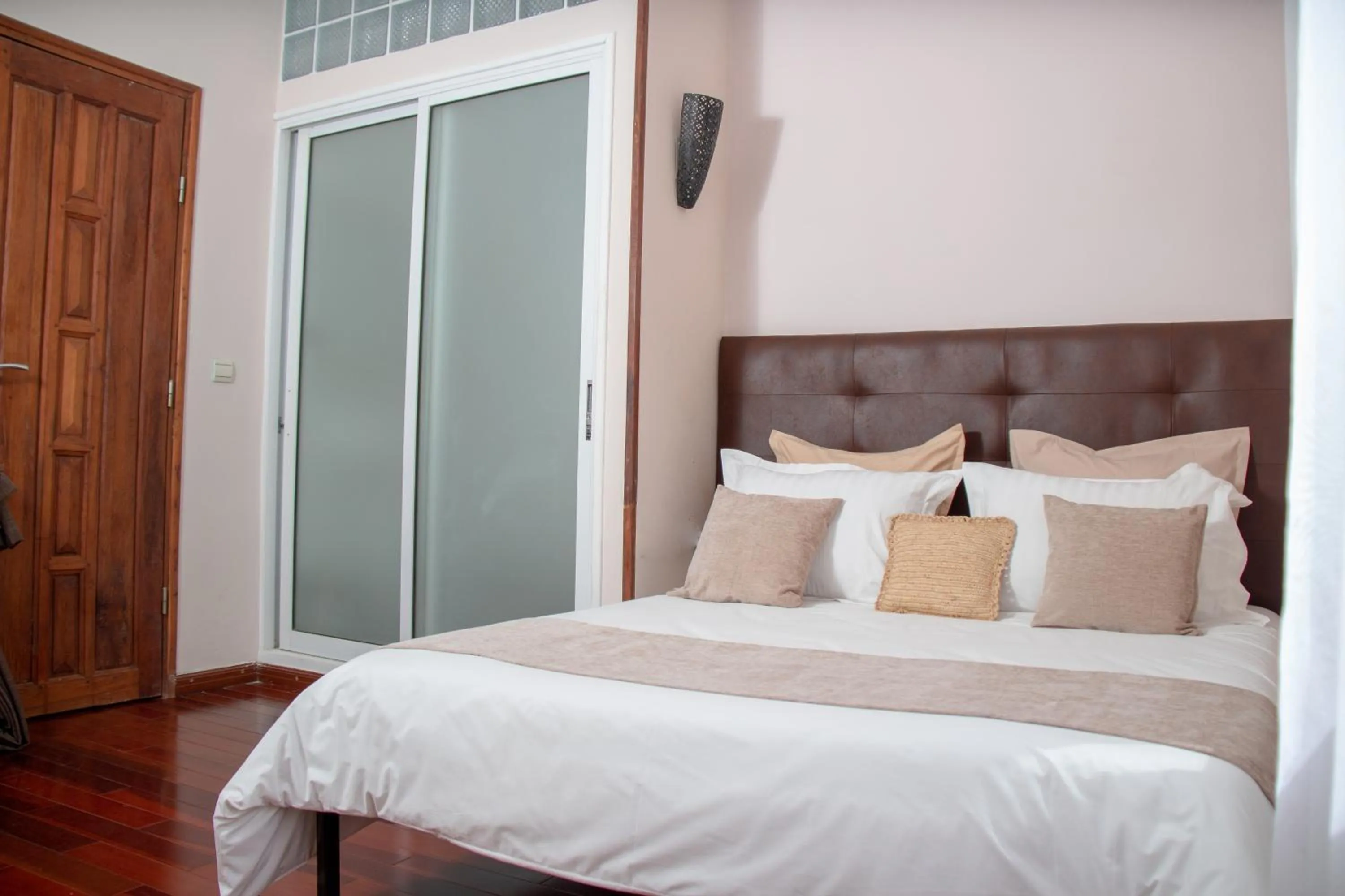 Bedroom, Bed in Hôtel Les 12 Collines, Ivato Aéroport