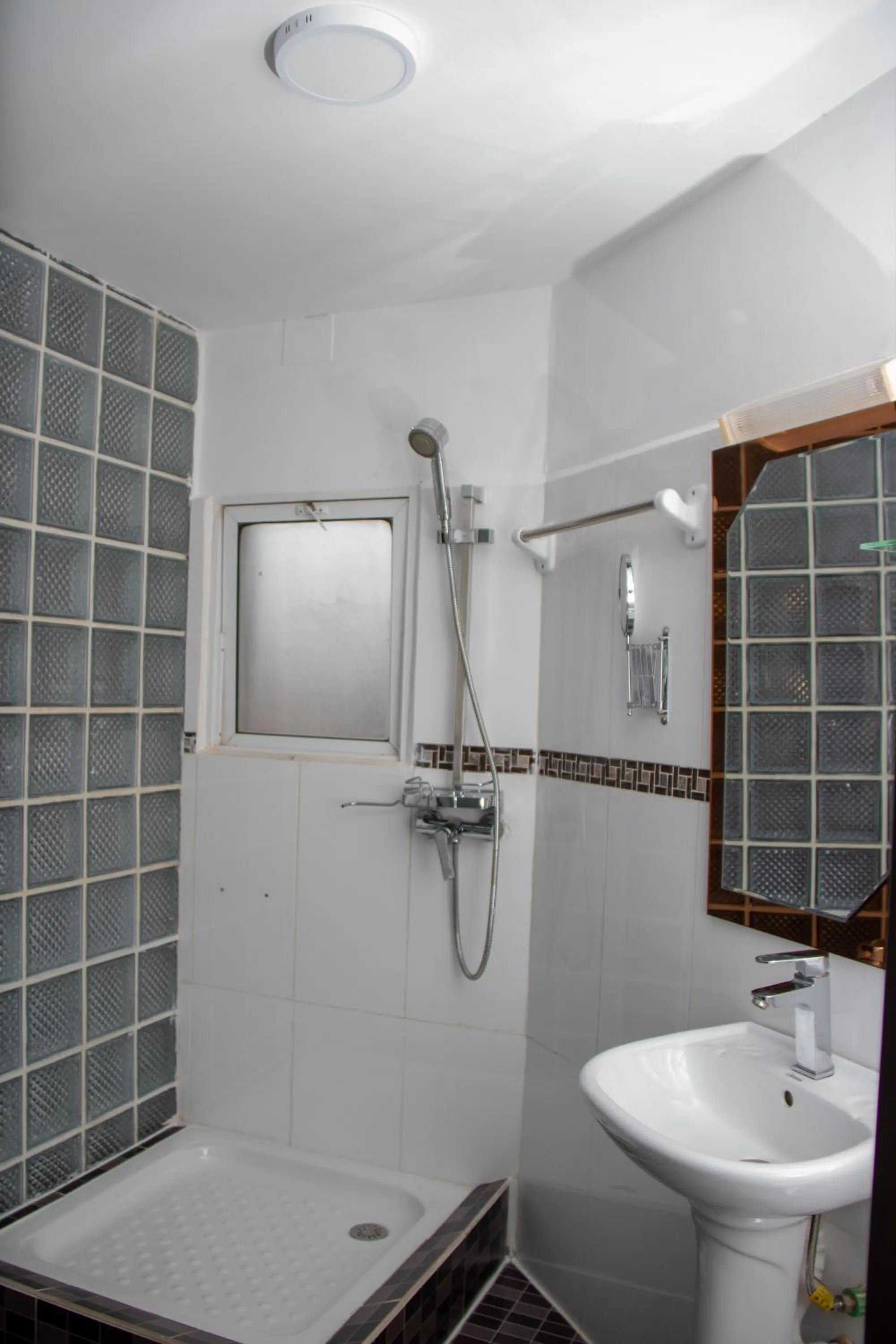 Shower in Hôtel Les 12 Collines, Ivato Aéroport