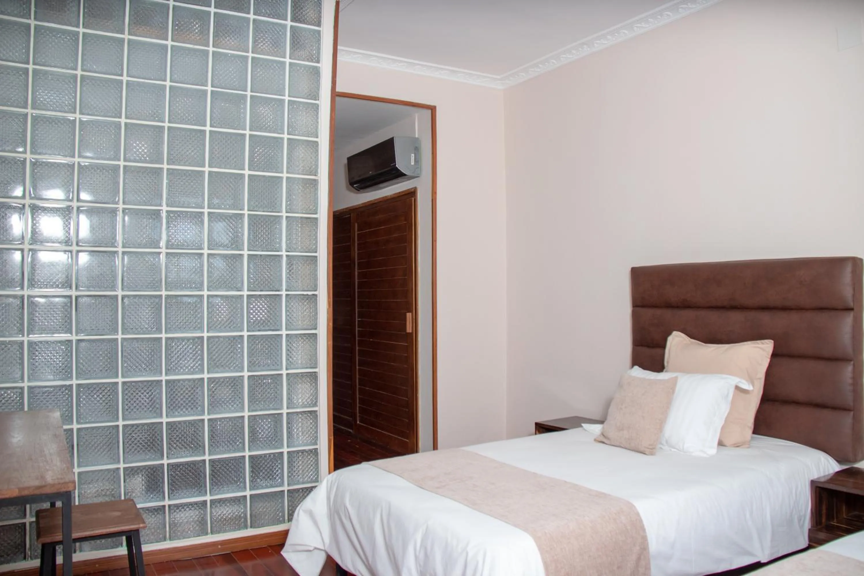 Photo of the whole room, Bed in Hôtel Les 12 Collines, Ivato Aéroport