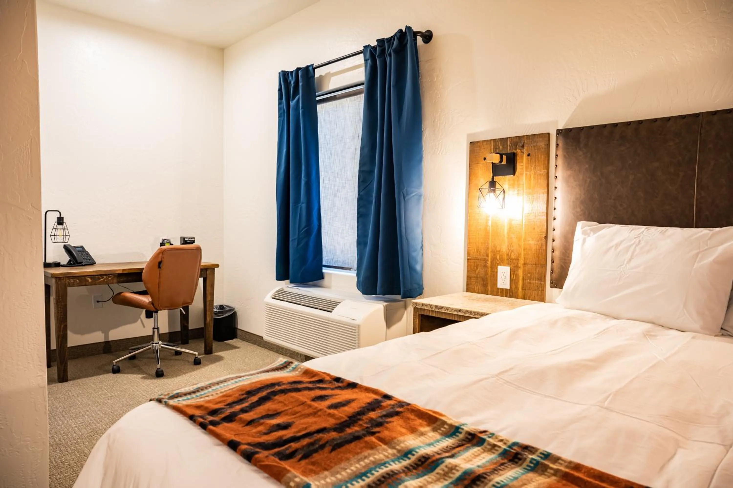 Bedroom, Bed in Grand Cloudcroft Hotel