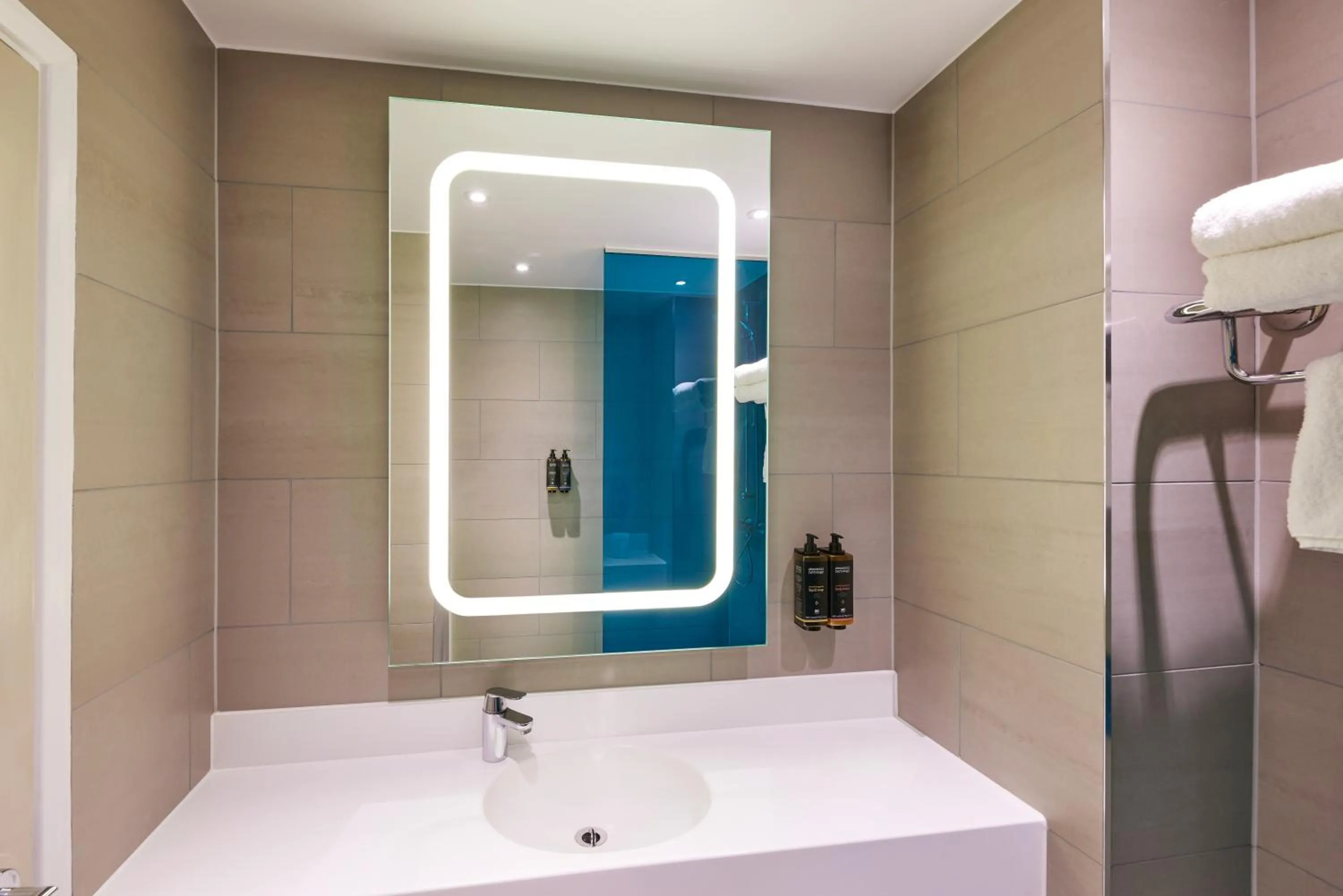 Bathroom in Mercure Northampton