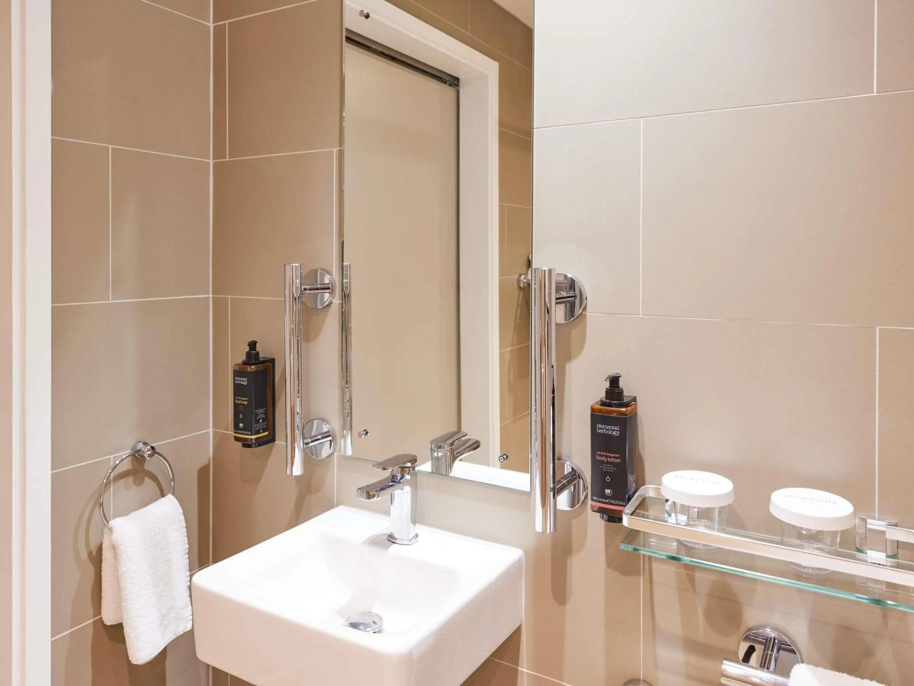 Bedroom in Mercure Northampton