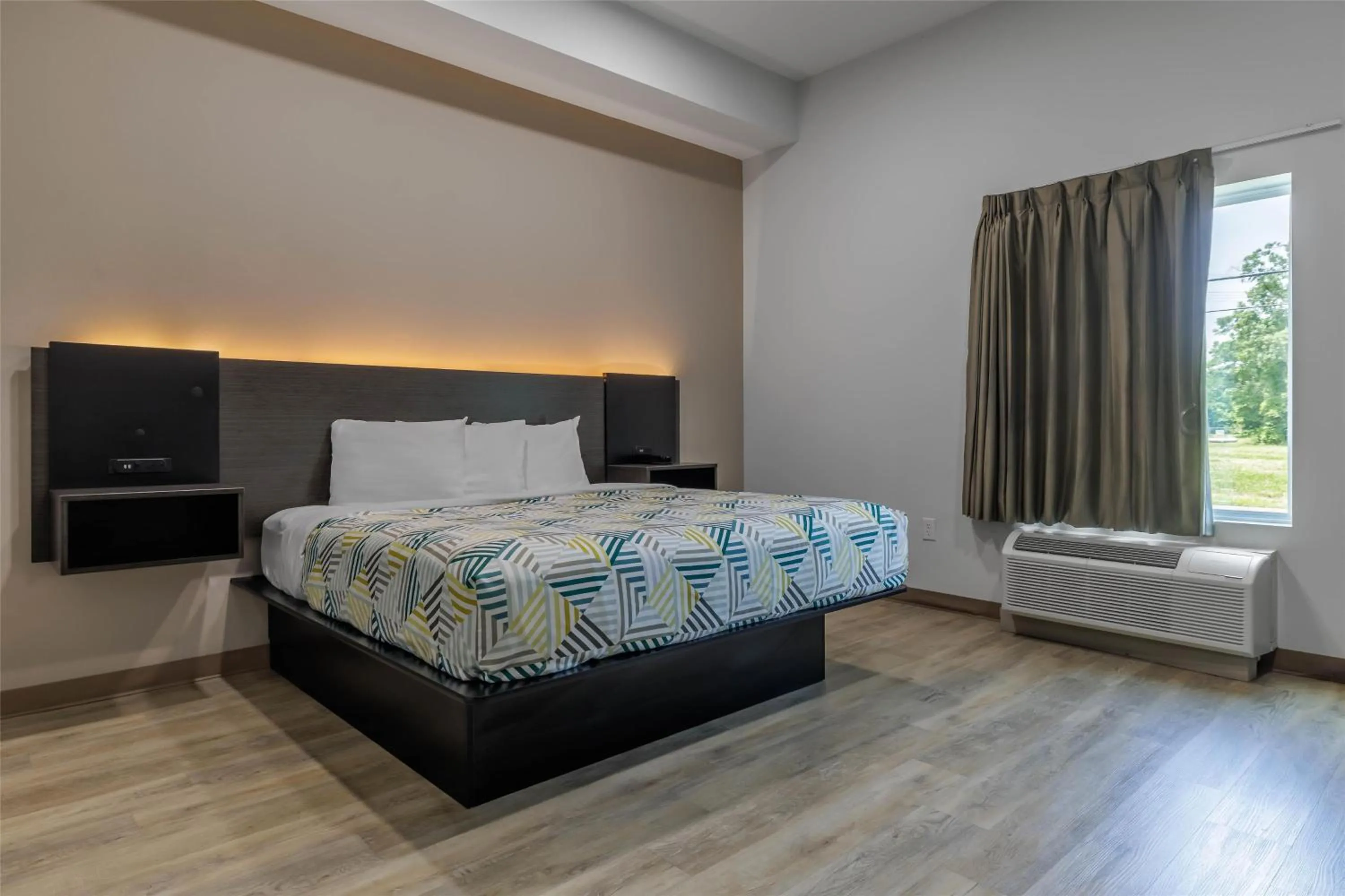 Photo of the whole room, Bed in Studio 6 Gonzales, LA Baton Rouge Geismar Prairieville I 10