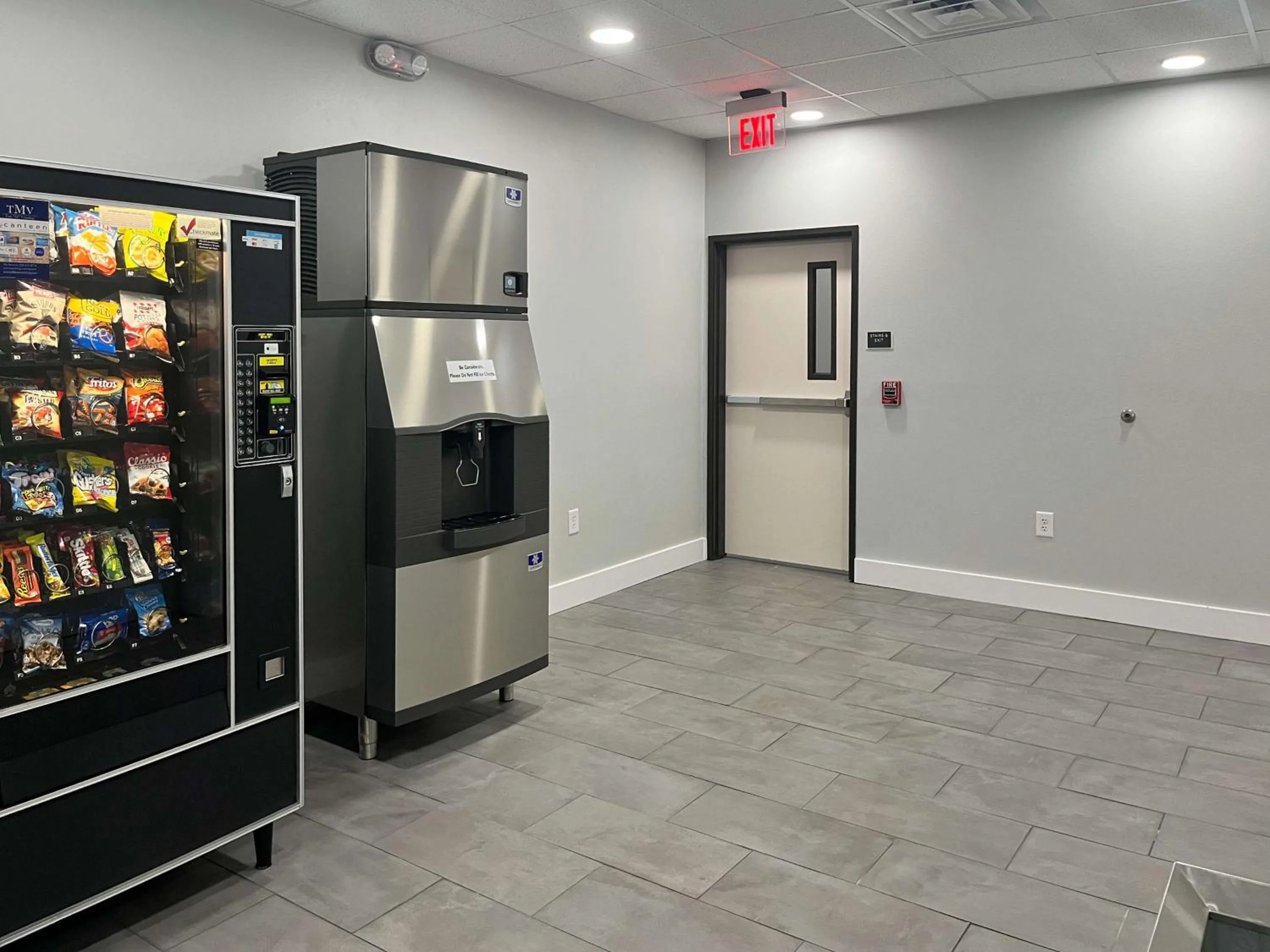 vending machine in Studio 6 Gonzales, LA Baton Rouge Geismar Prairieville I 10