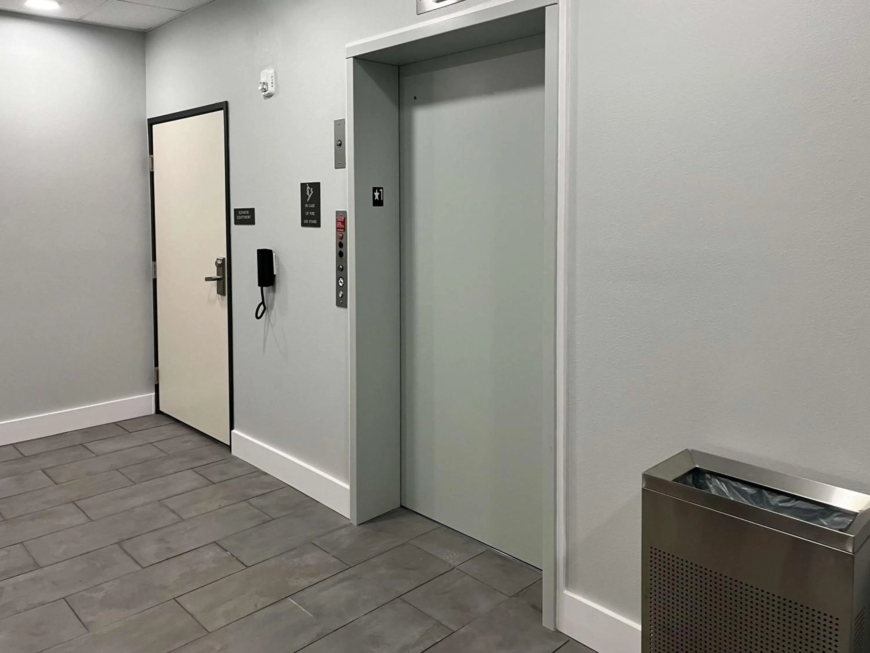 elevator in Studio 6 Gonzales, LA Baton Rouge Geismar Prairieville I 10