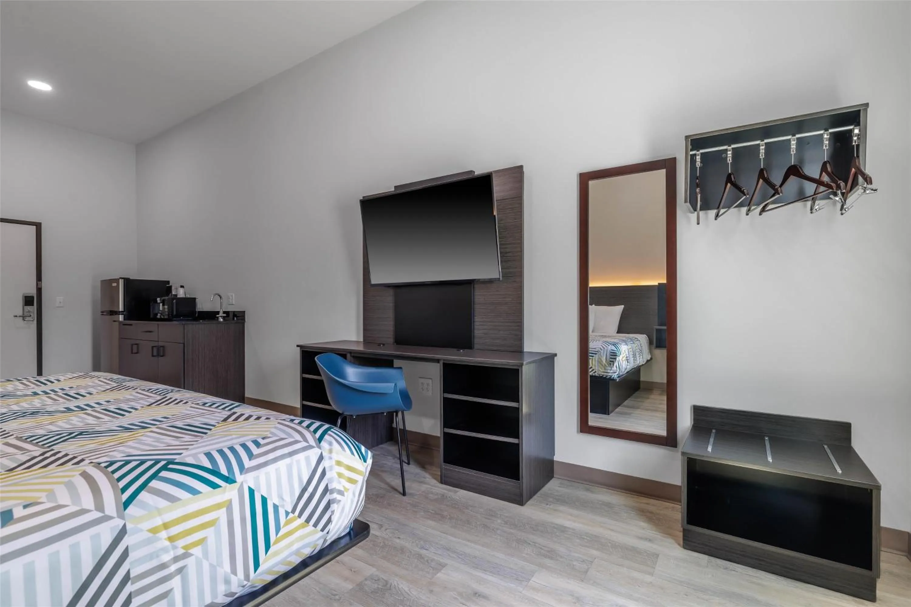 Photo of the whole room, Bed in Studio 6 Gonzales, LA Baton Rouge Geismar Prairieville I 10