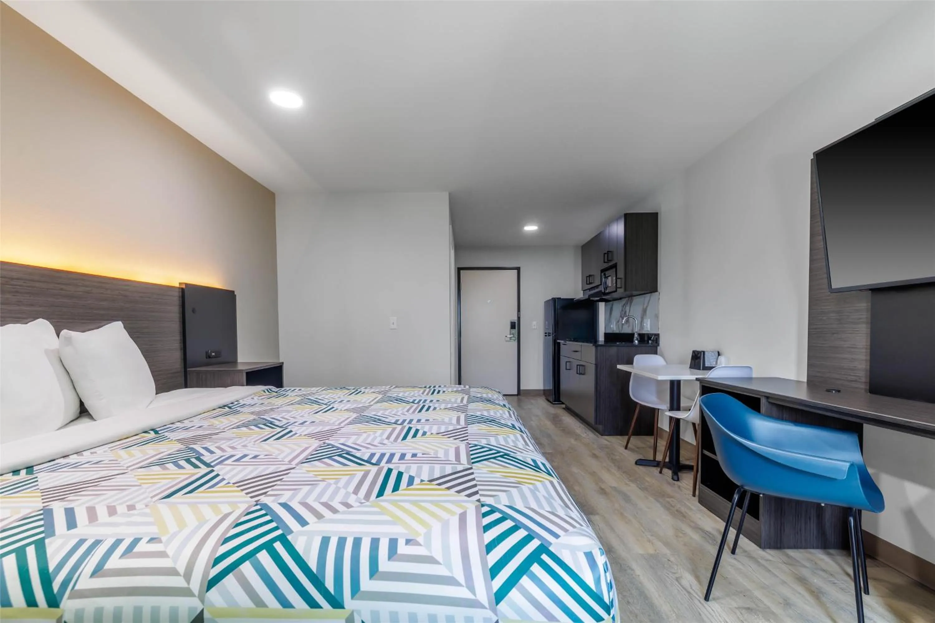 Photo of the whole room, Bed in Studio 6 Gonzales, LA Baton Rouge Geismar Prairieville I 10