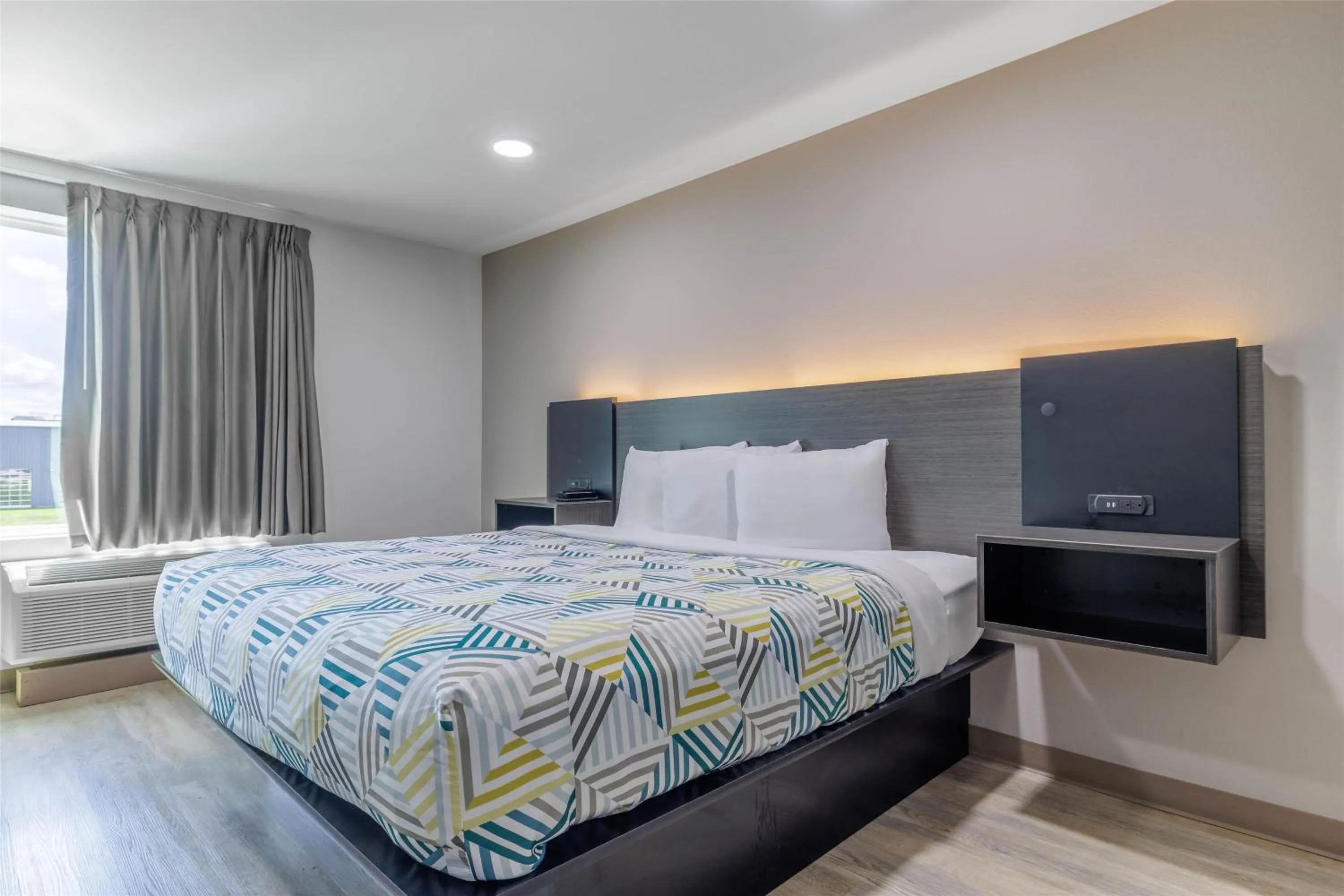 Photo of the whole room, Bed in Studio 6 Gonzales, LA Baton Rouge Geismar Prairieville I 10