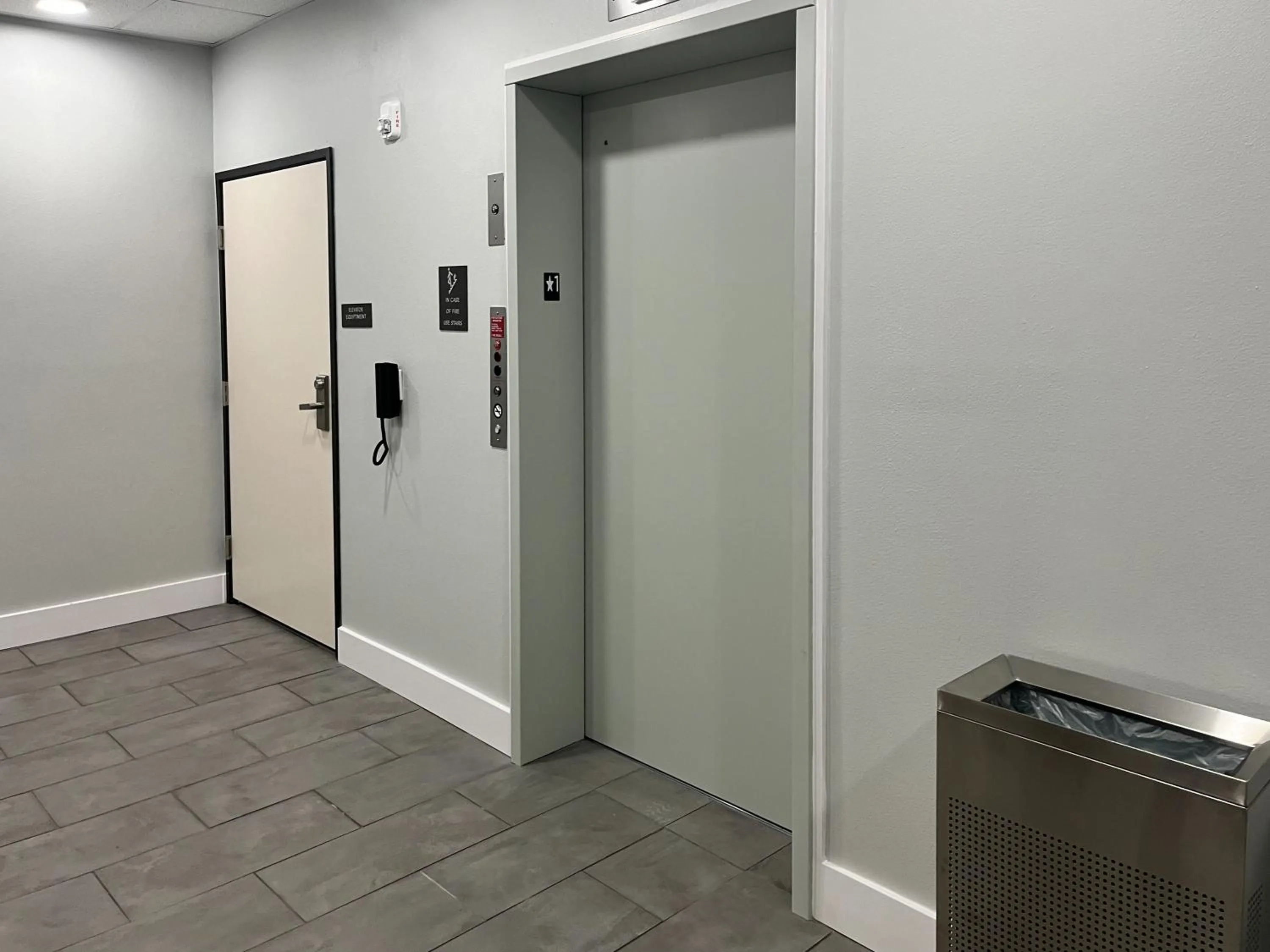 elevator in Studio 6 Gonzales, LA Baton Rouge Geismar Prairieville I 10