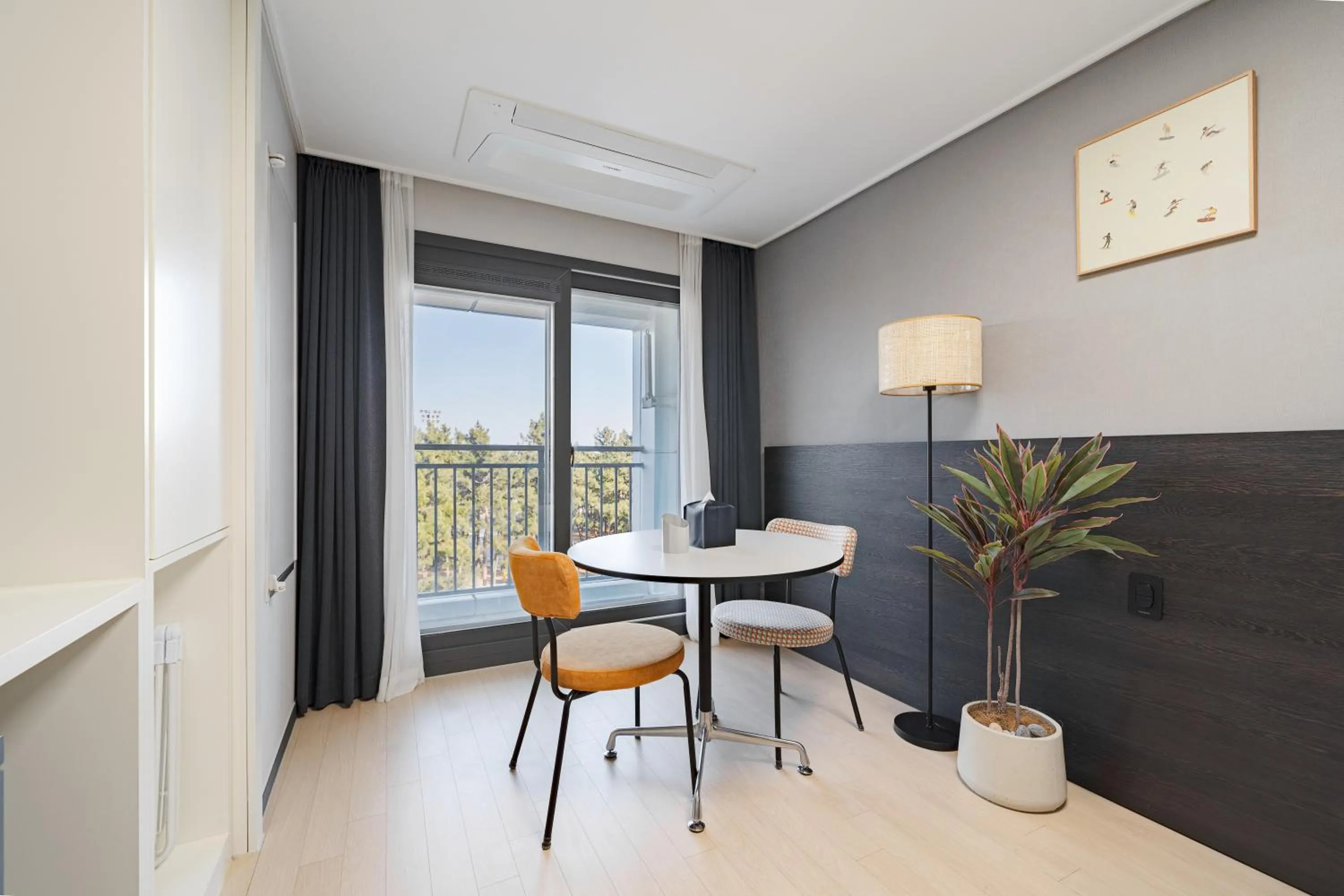 Seating area in Urbanstay Sokcho Beach AB