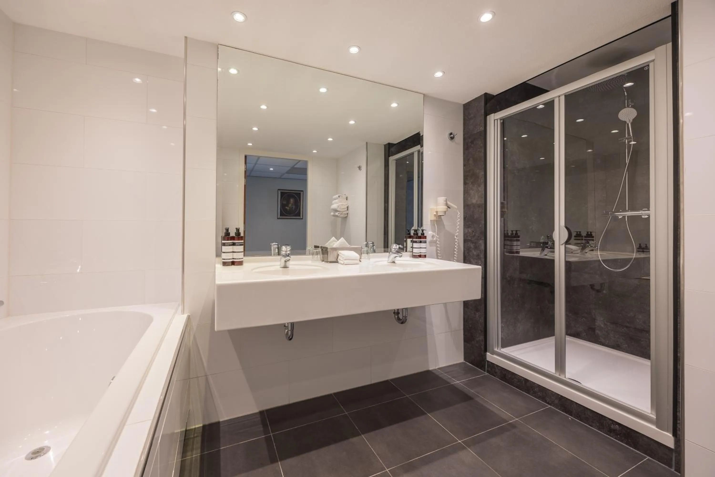 Bathroom in Amrâth Grand Hotel Frans Hals