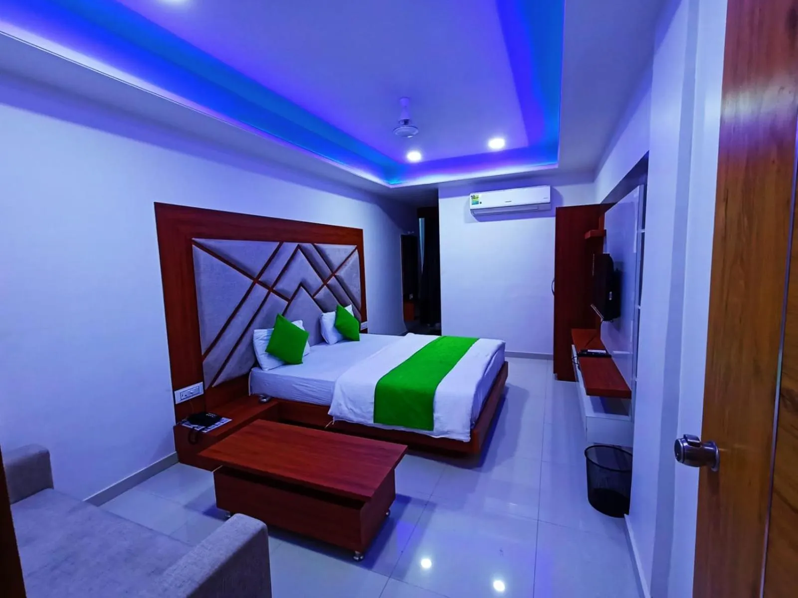 Bed in HOTEL GREEEN LEAF