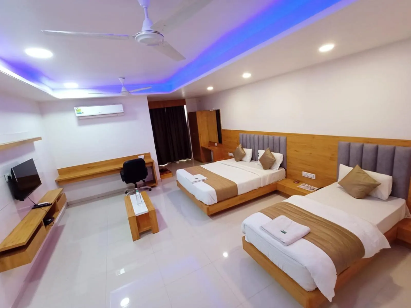 Bed in HOTEL GREEEN LEAF