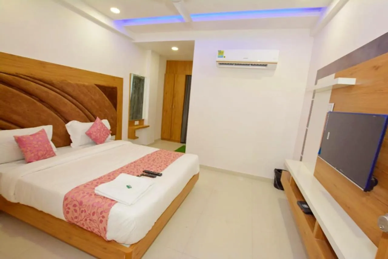 Bed in HOTEL GREEEN LEAF