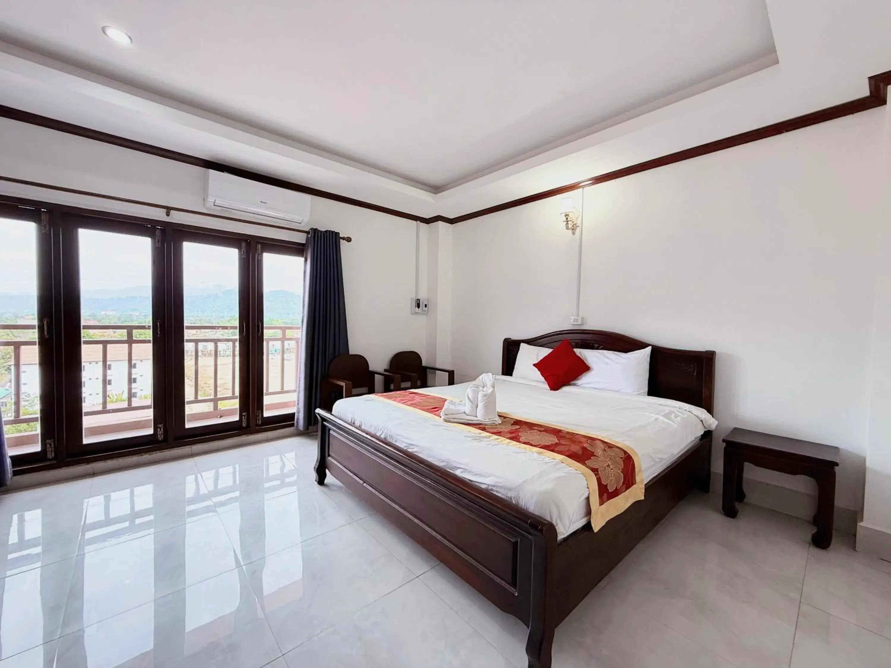 Deluxe Double Room with Balcony in Vangvieng Sisavang Mountain View Hotel Deluxe Double Room with Balcony in Vangvieng Sisavang Mountain View Hotel