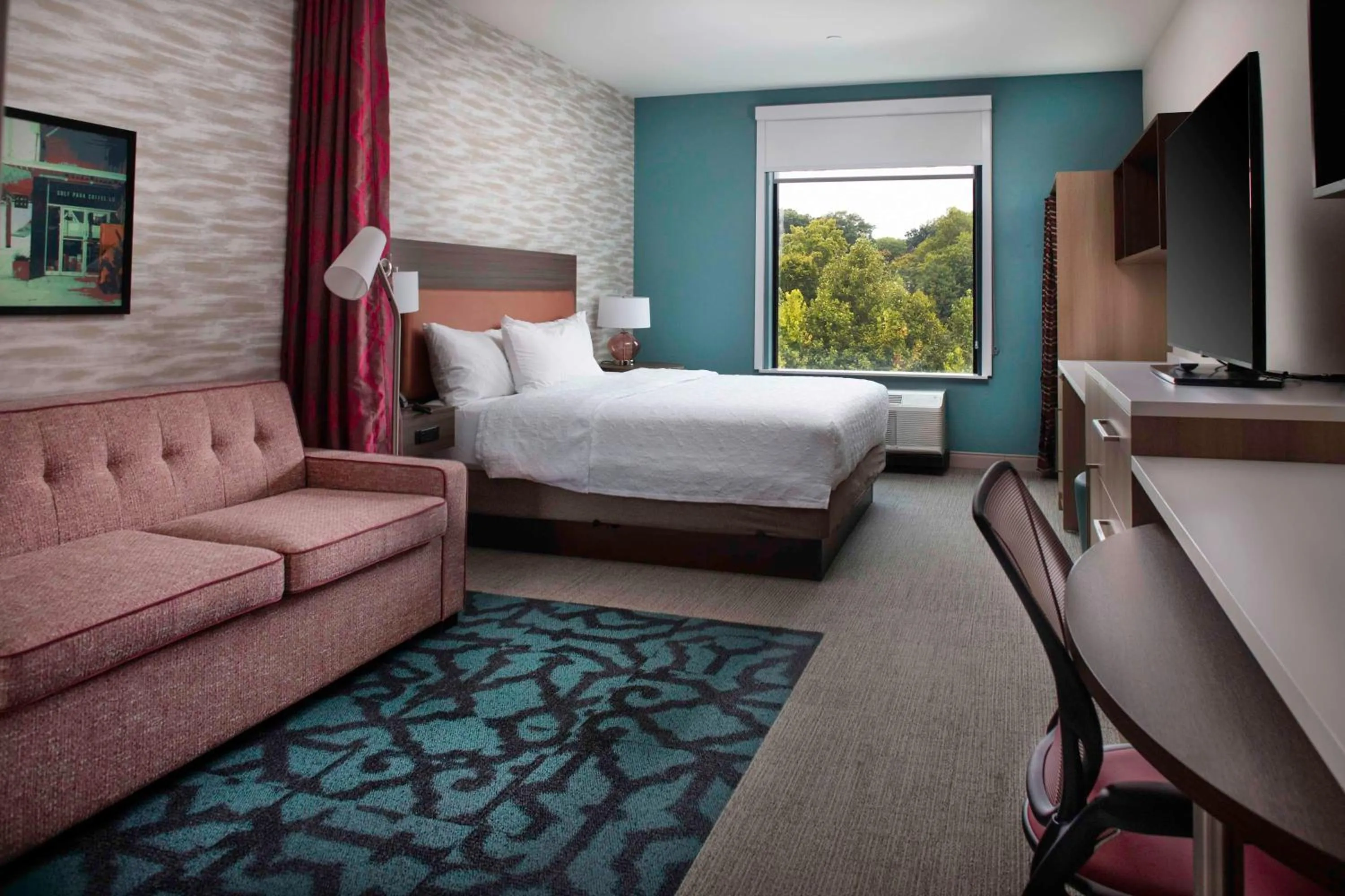 Living room, Bed in Home2 Suites By Hilton Lynchburg