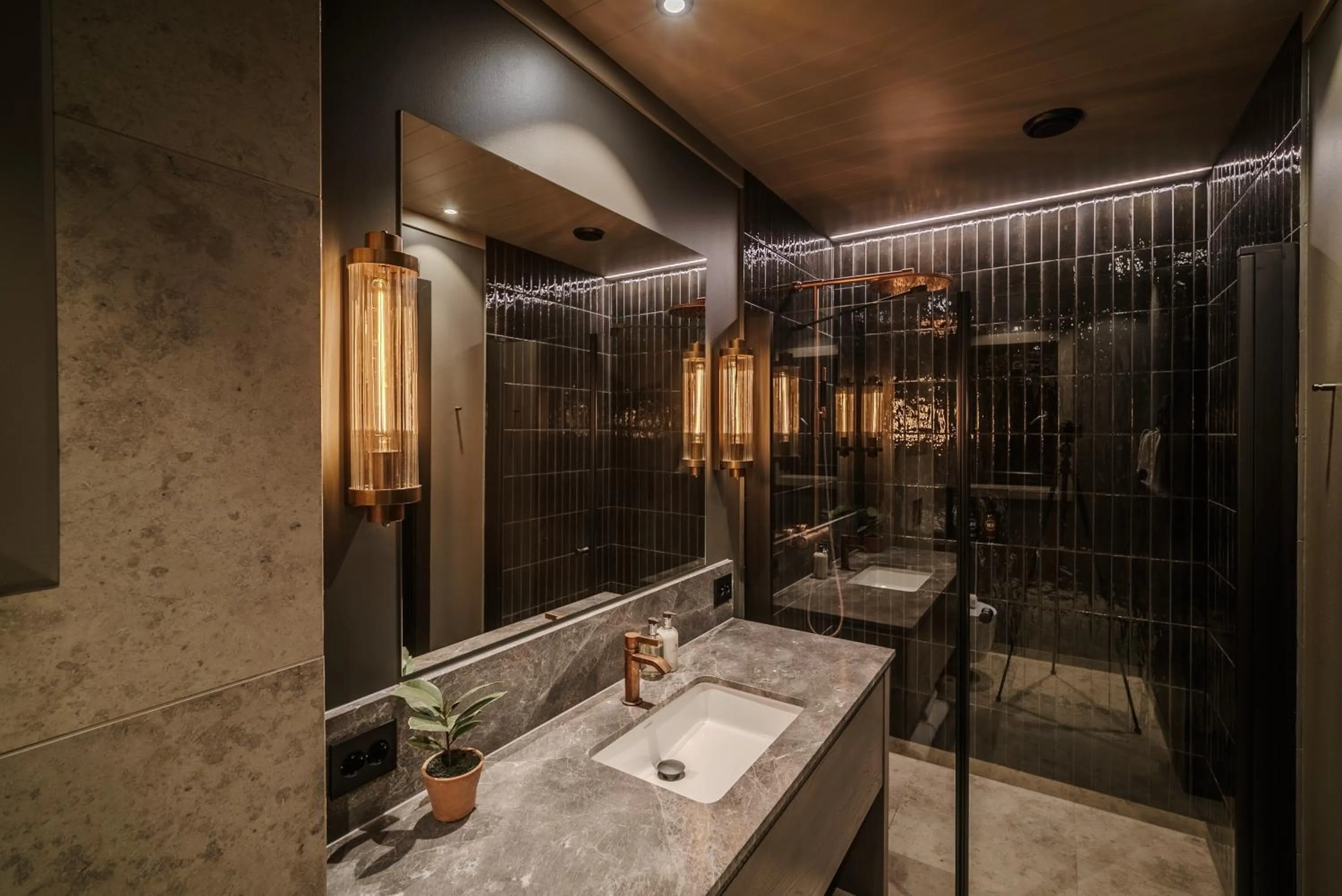 Bathroom in Henningsvær Bryggehotell - by Classic Norway Hotels