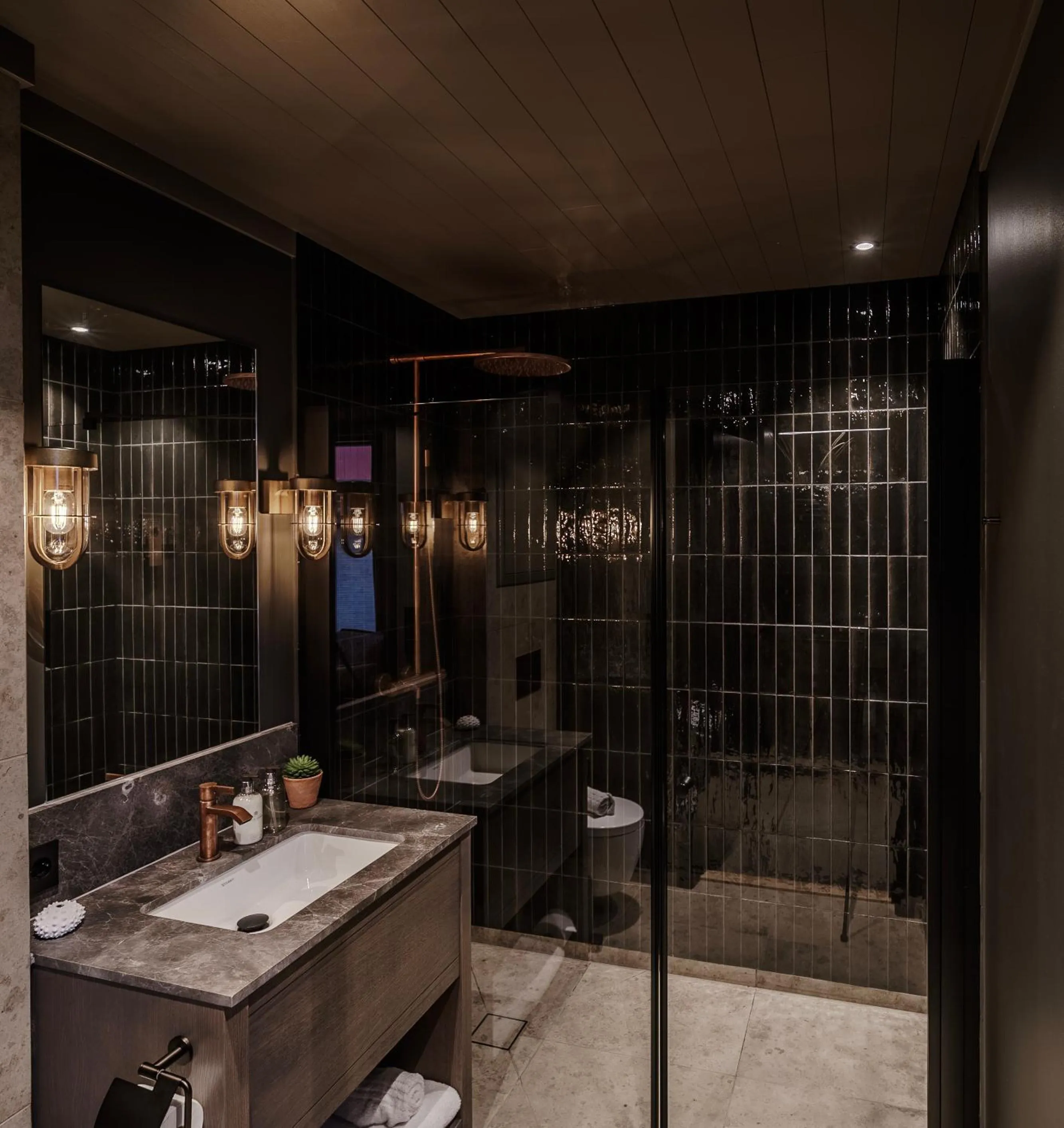 Bathroom in Henningsvær Bryggehotell - by Classic Norway Hotels