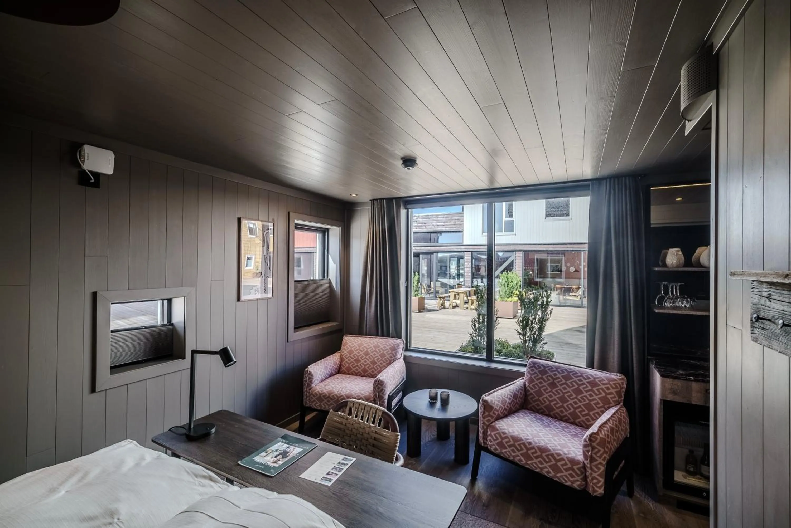 Seating area in Henningsvær Bryggehotell - by Classic Norway Hotels