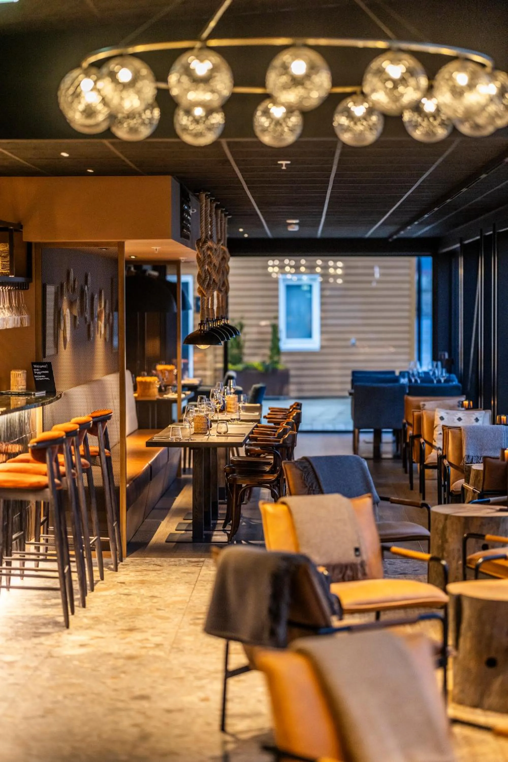 Restaurant/places to eat in Henningsvær Bryggehotell - by Classic Norway Hotels