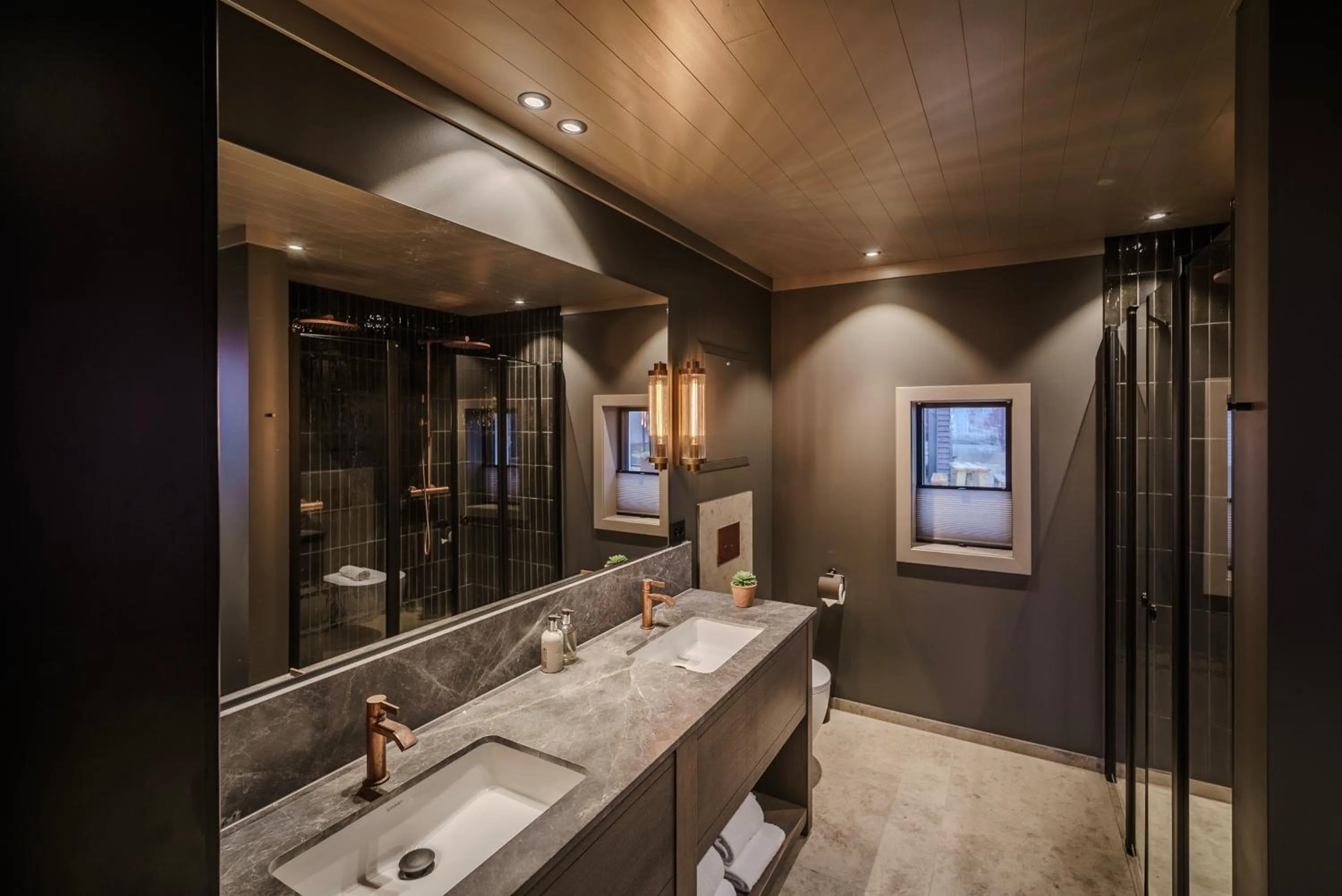 Bathroom in Henningsvær Bryggehotell - by Classic Norway Hotels