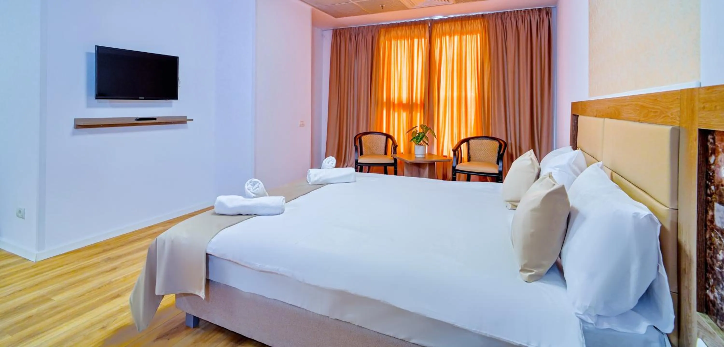 Communal lounge/ TV room, Bed in Sir Fundeni Hotel