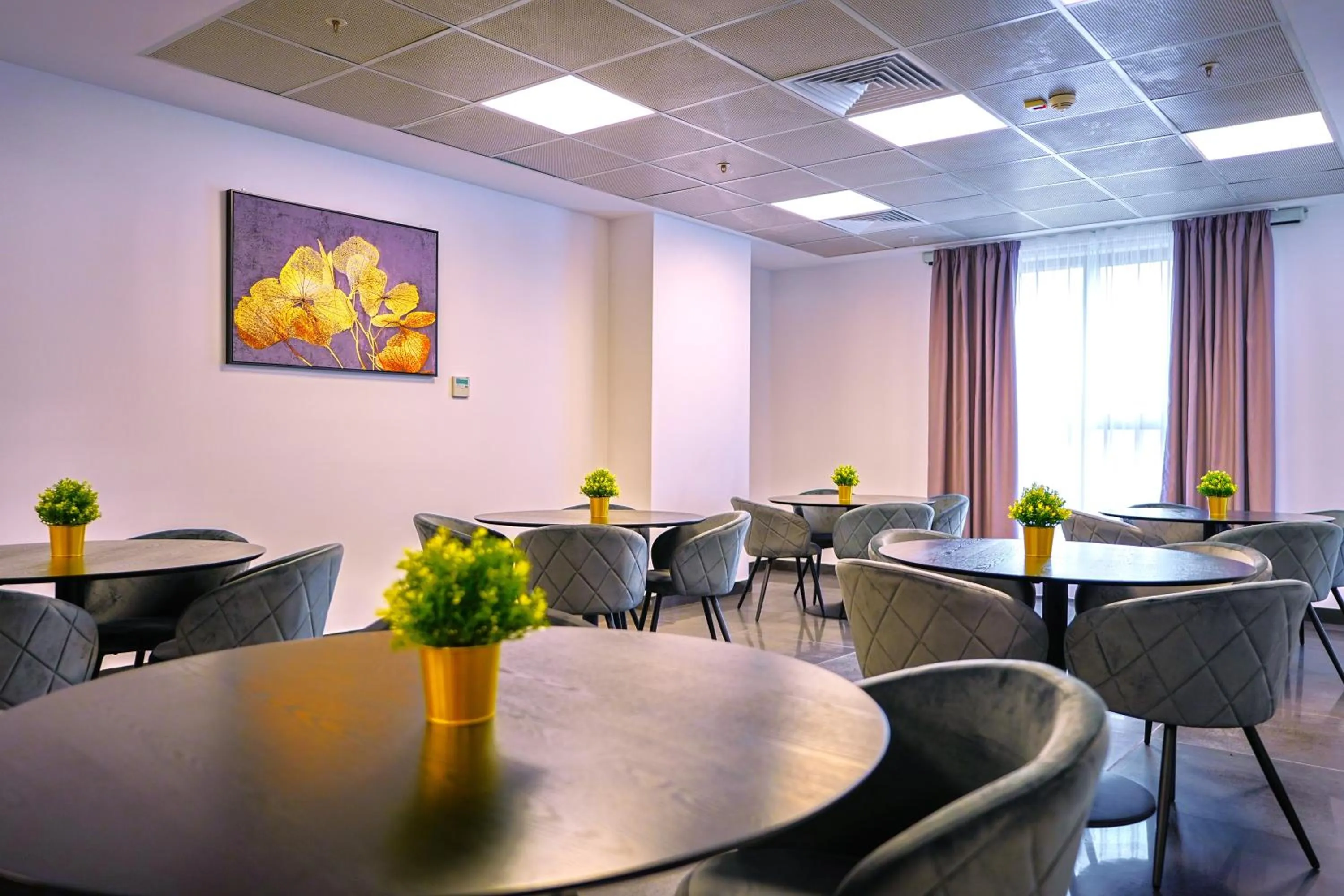 Restaurant/places to eat in Sir Fundeni Hotel