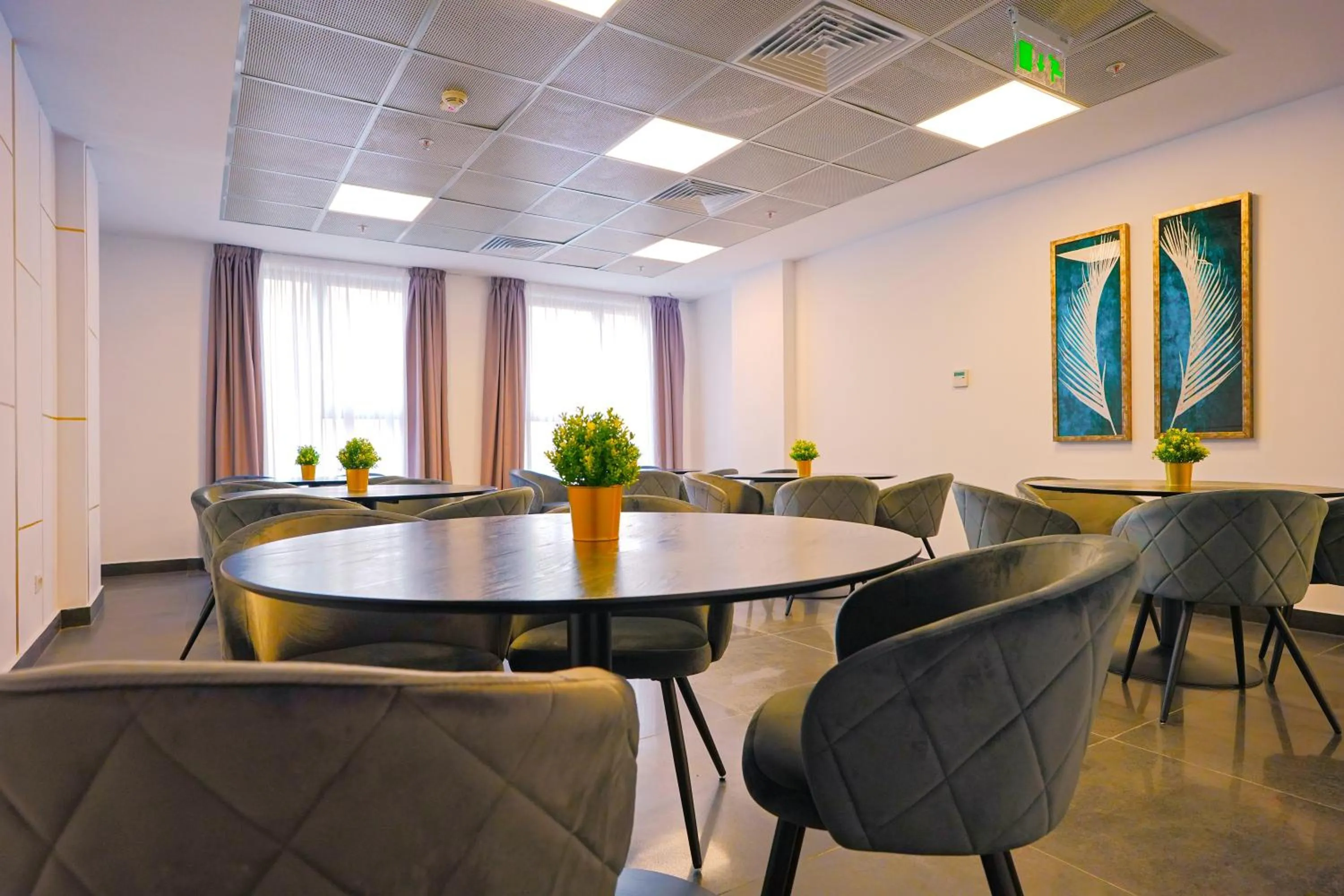 Restaurant/places to eat in Sir Fundeni Hotel