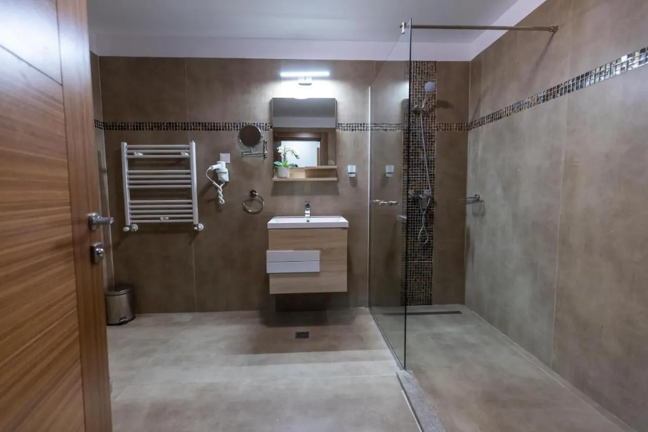 Shower in Sir Fundeni Hotel