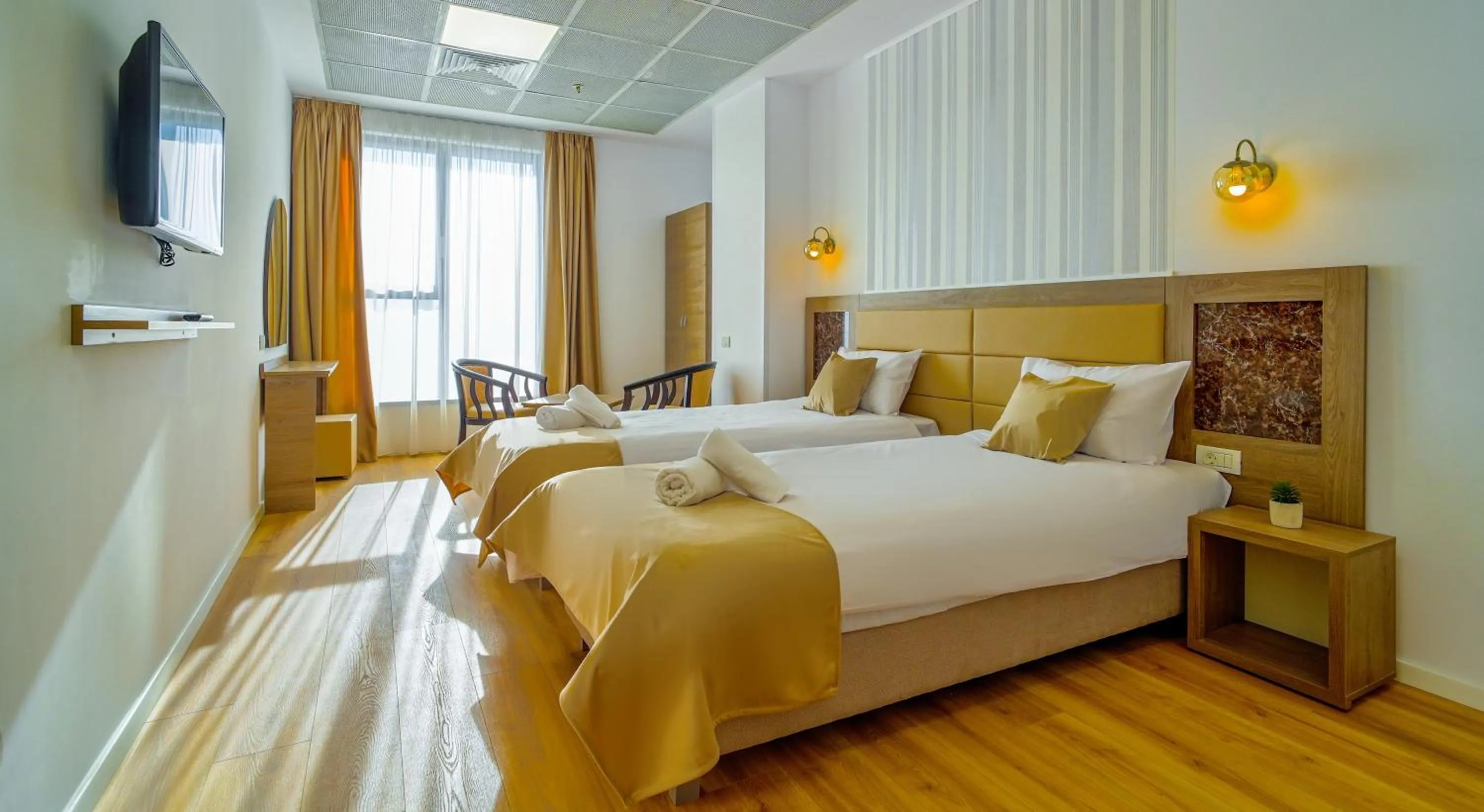 Communal lounge/ TV room, Bed in Sir Fundeni Hotel