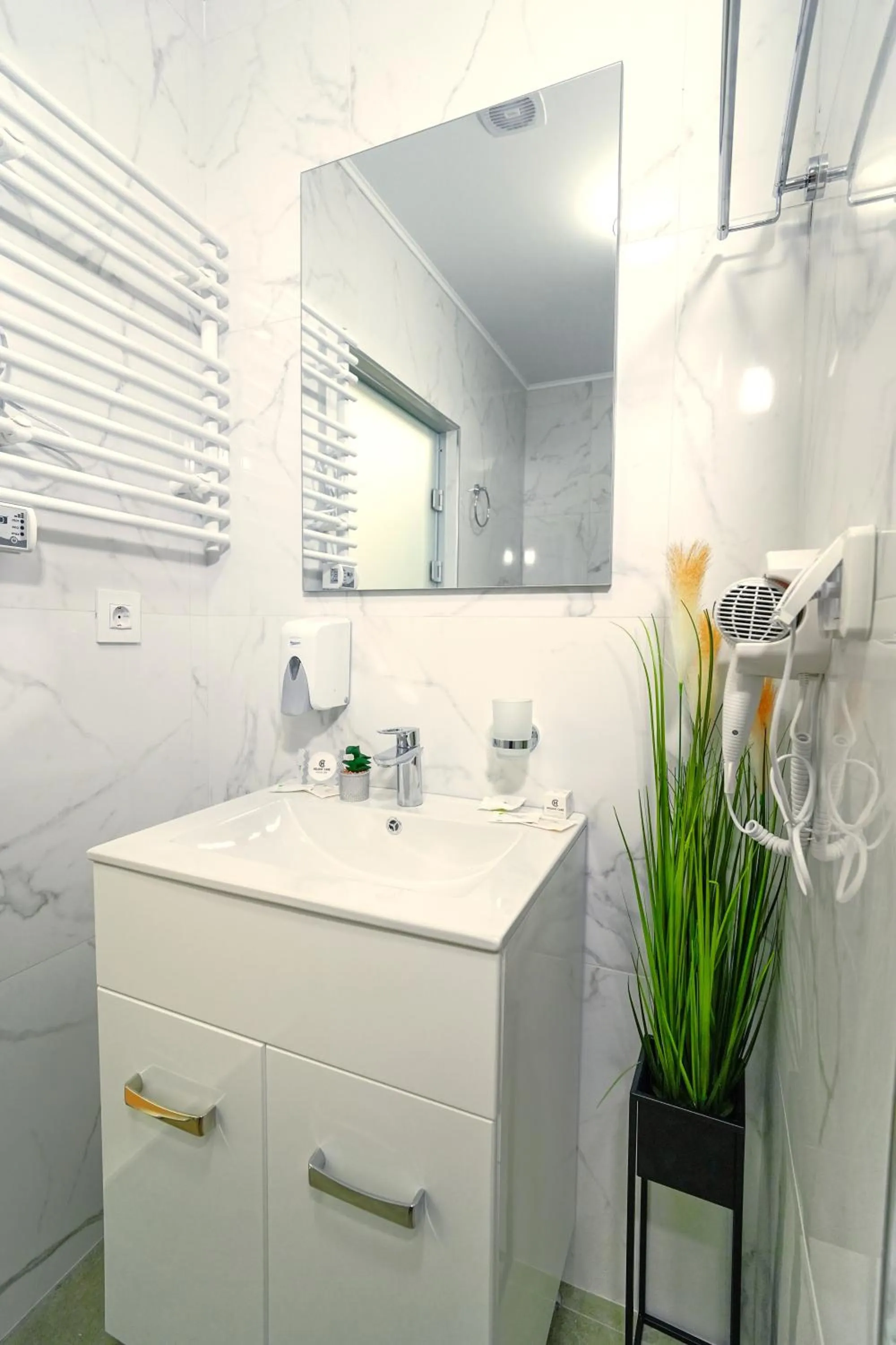 Shower in Sir Fundeni Hotel