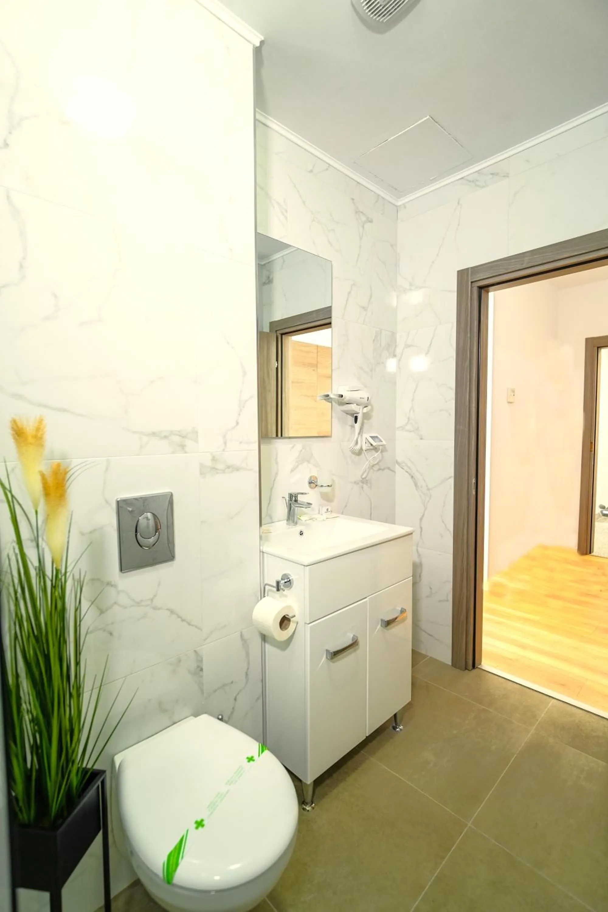 Shower in Sir Fundeni Hotel