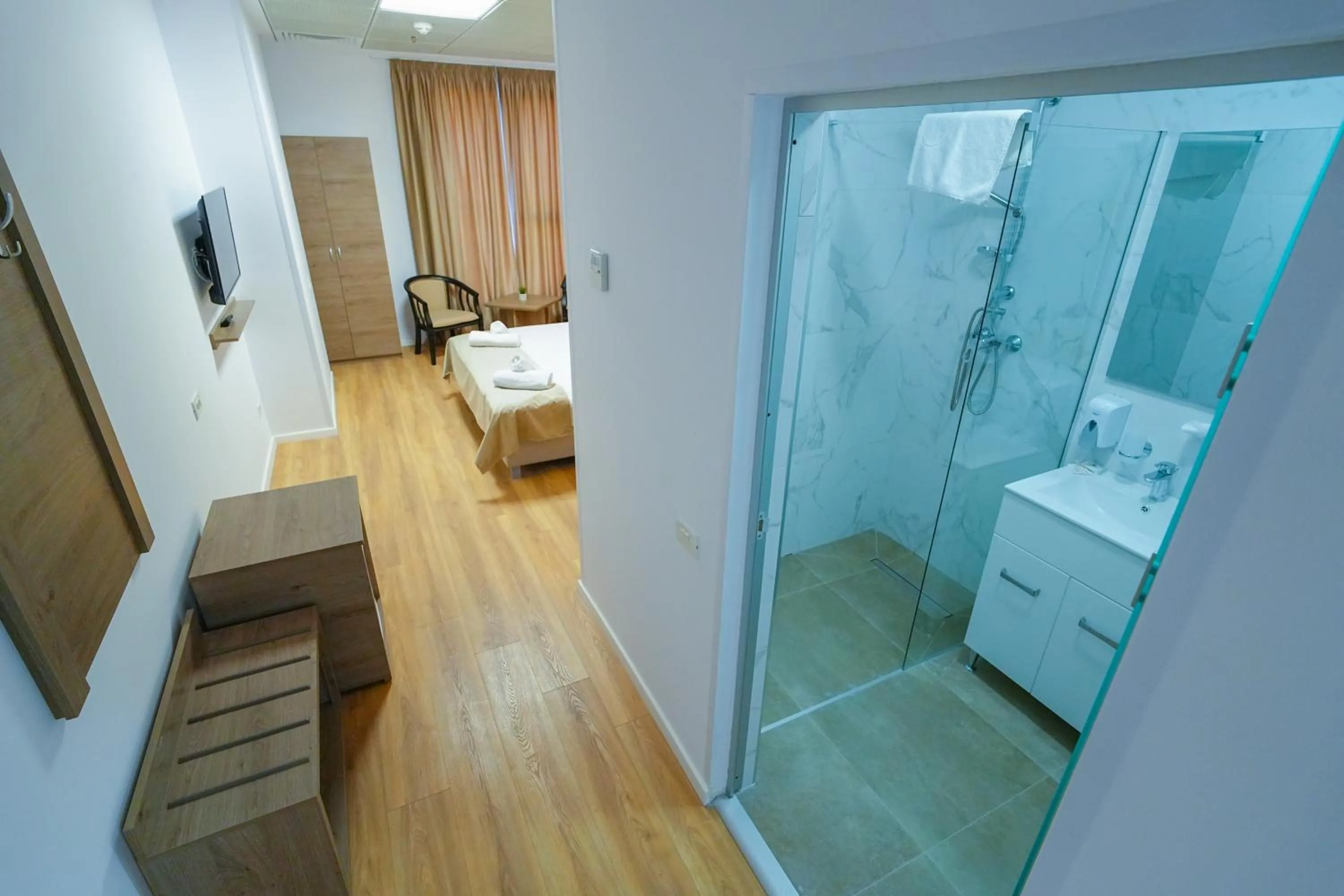 Shower, Bed in Sir Fundeni Hotel