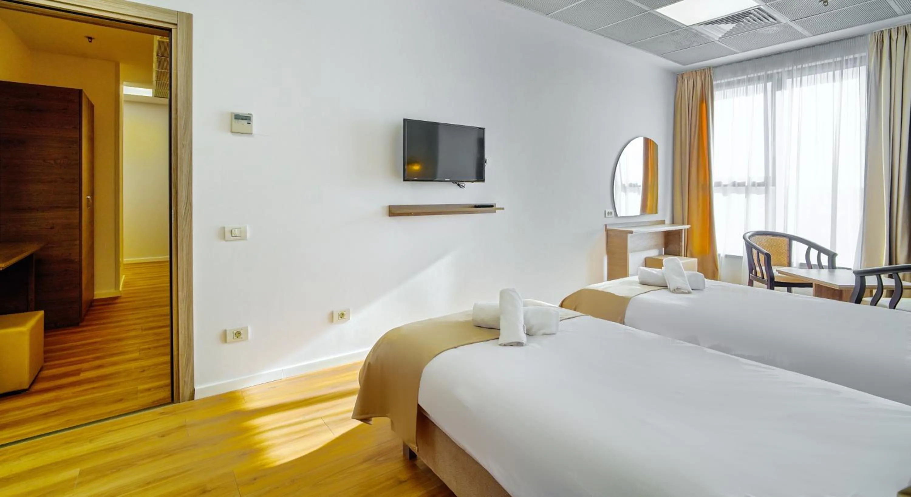 Communal lounge/ TV room, Bed in Sir Fundeni Hotel