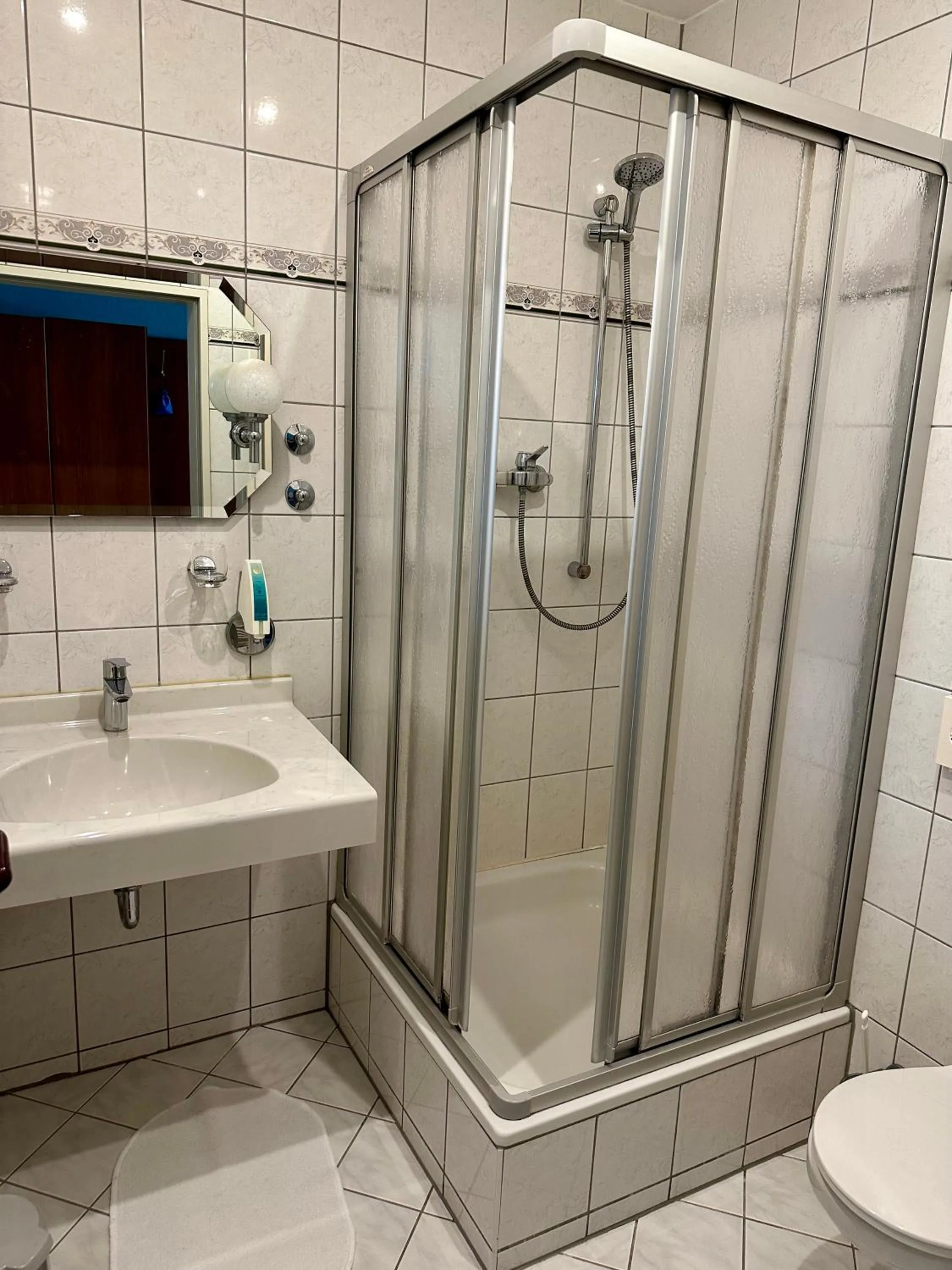 Bathroom in Hotel Weinhaus Eberitzsch GmbH