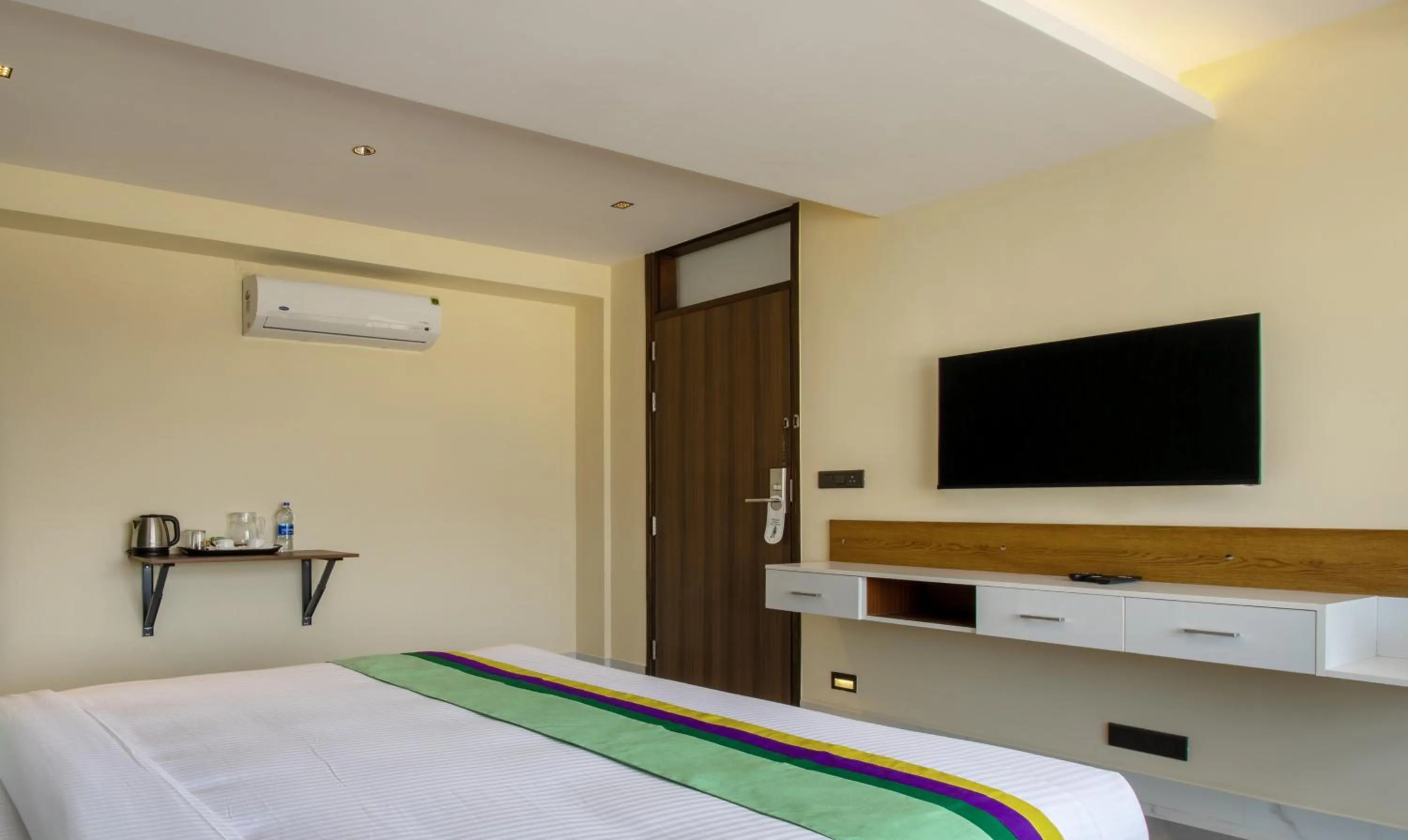 Bedroom in Treebo Jaguar Comforts, 3 Kms From Mahatma Gandhi Park