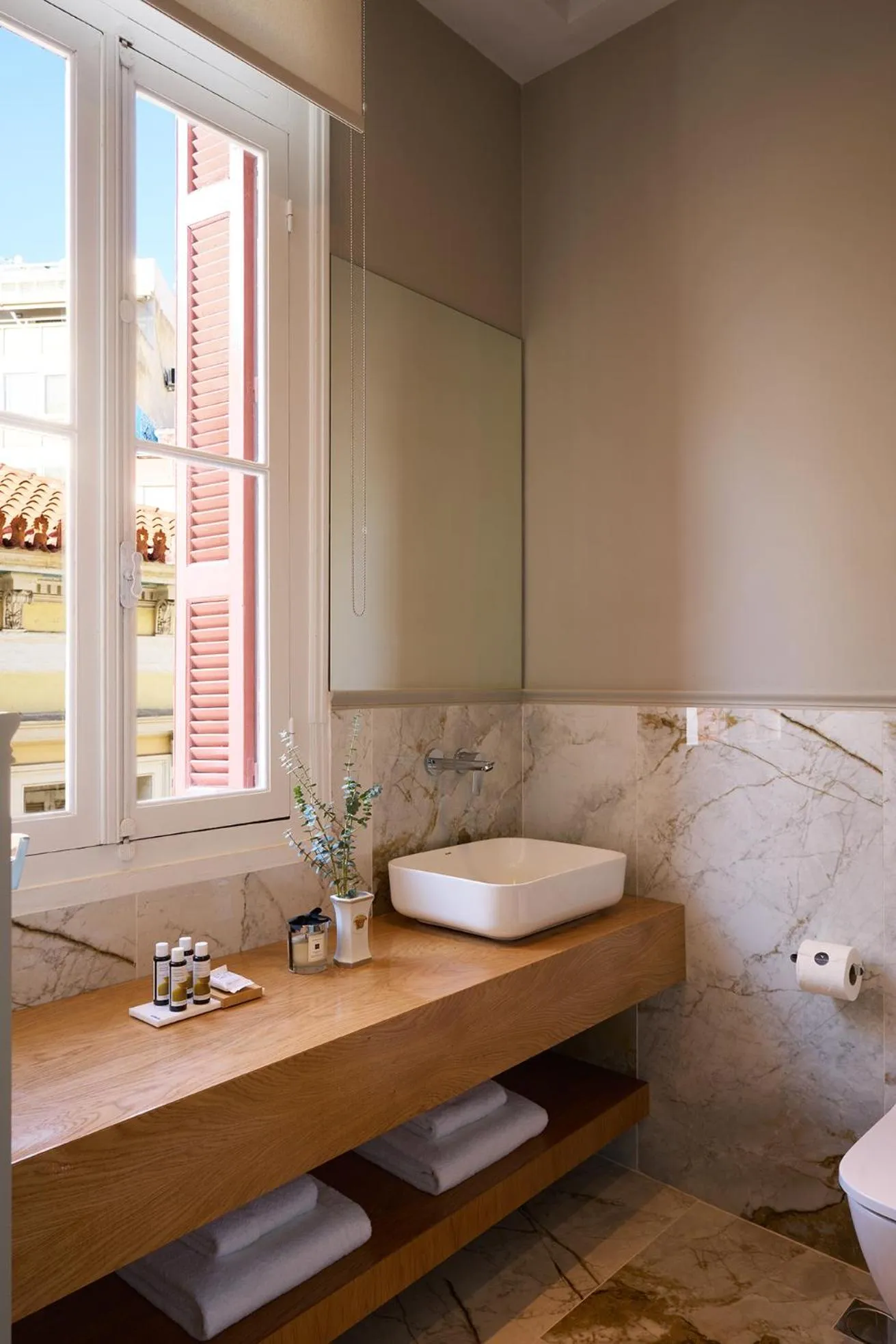 Toilet in Vrachos Athens Suites