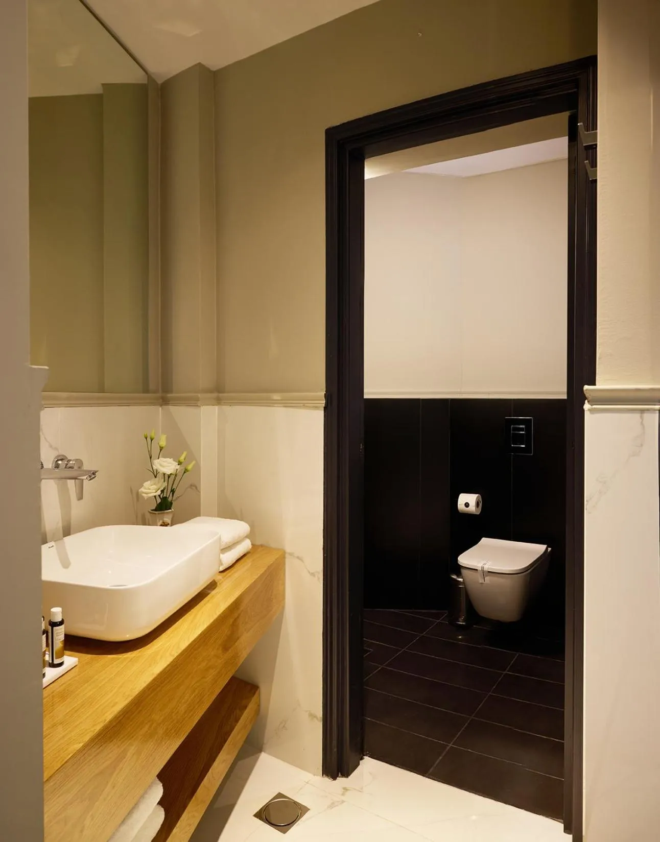 Toilet in Vrachos Athens Suites