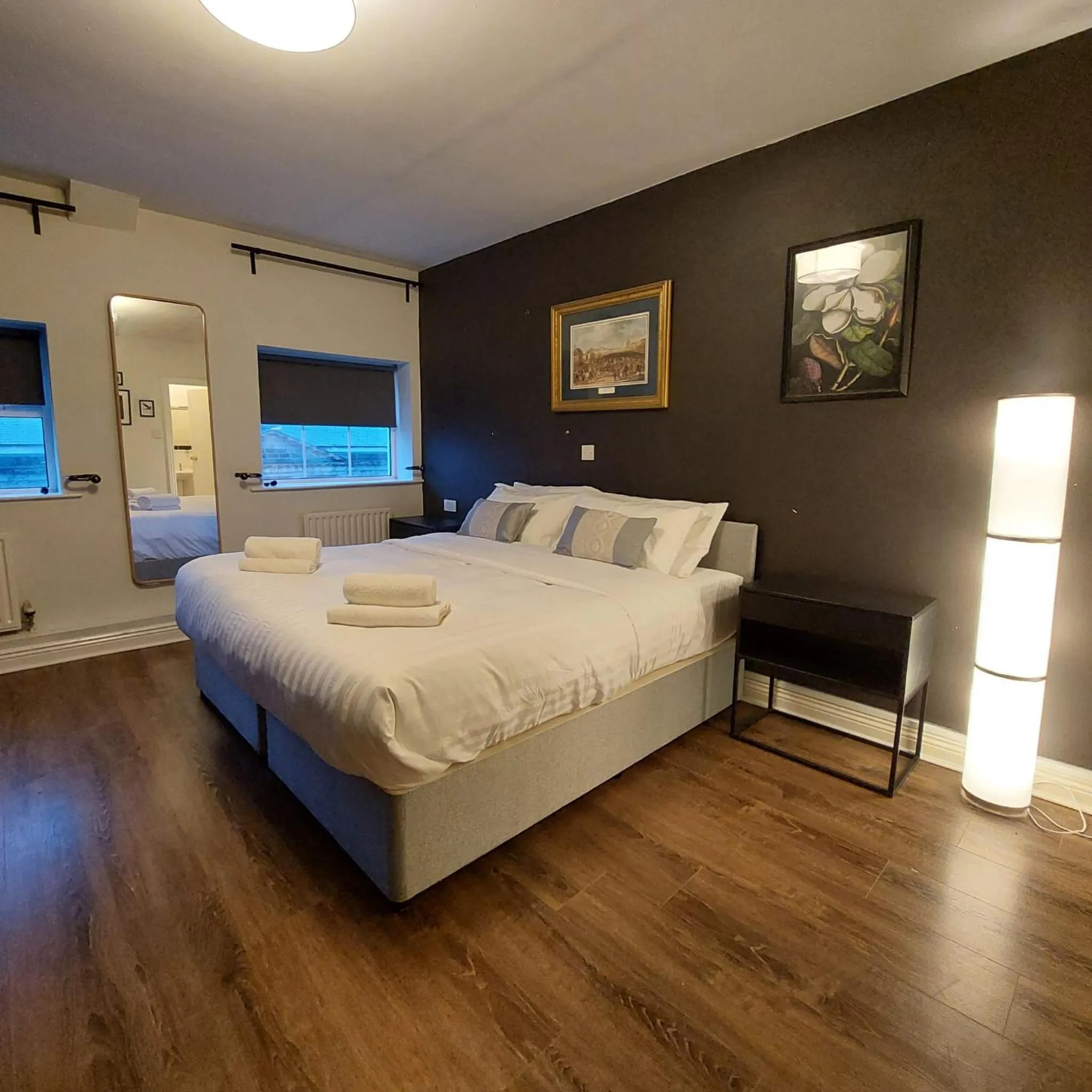 Bedroom, Bed in Parliament Inn