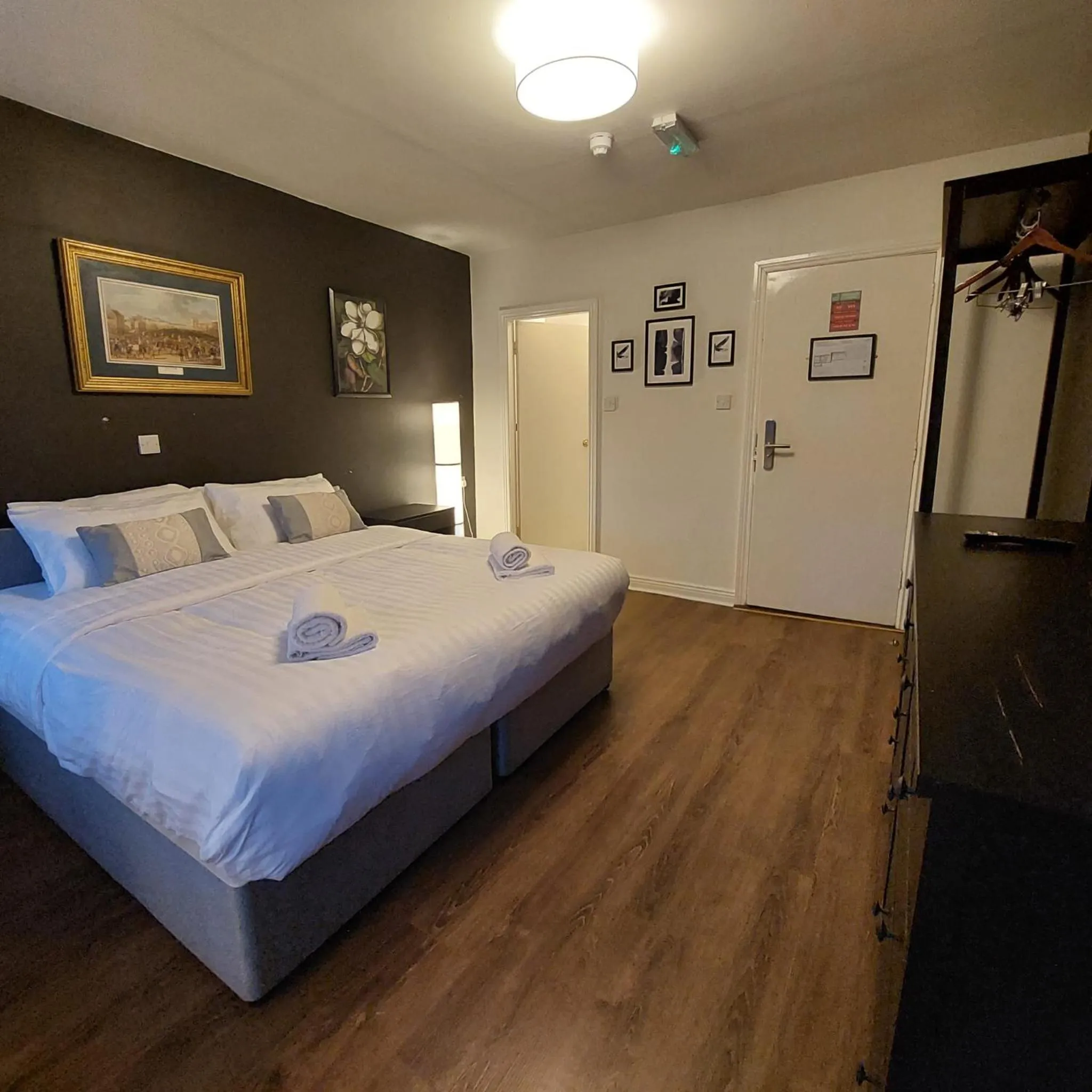 Bedroom, Bed in Parliament Inn