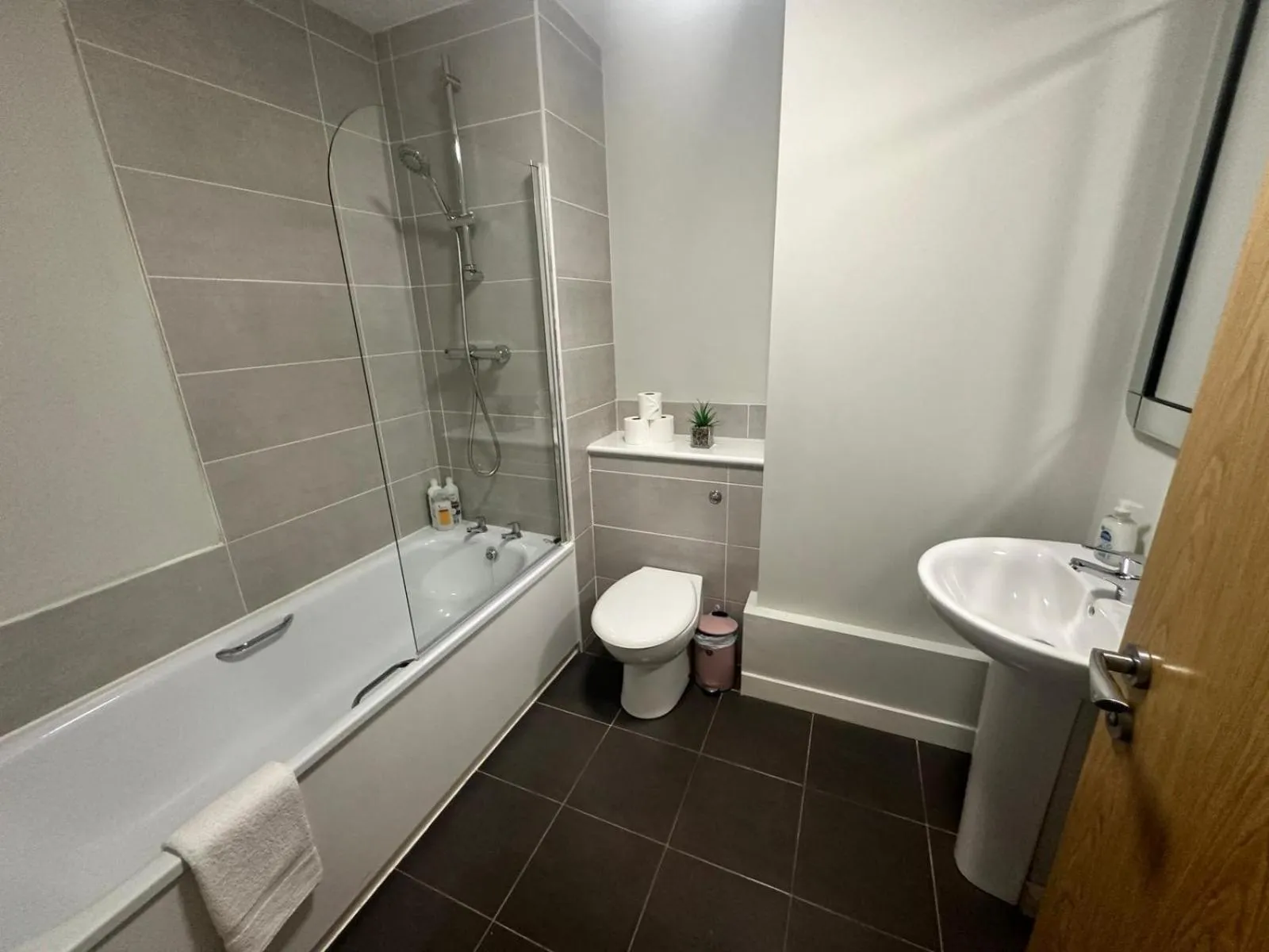 Bathroom in Adelphi Wharf Apartments by Beehosting