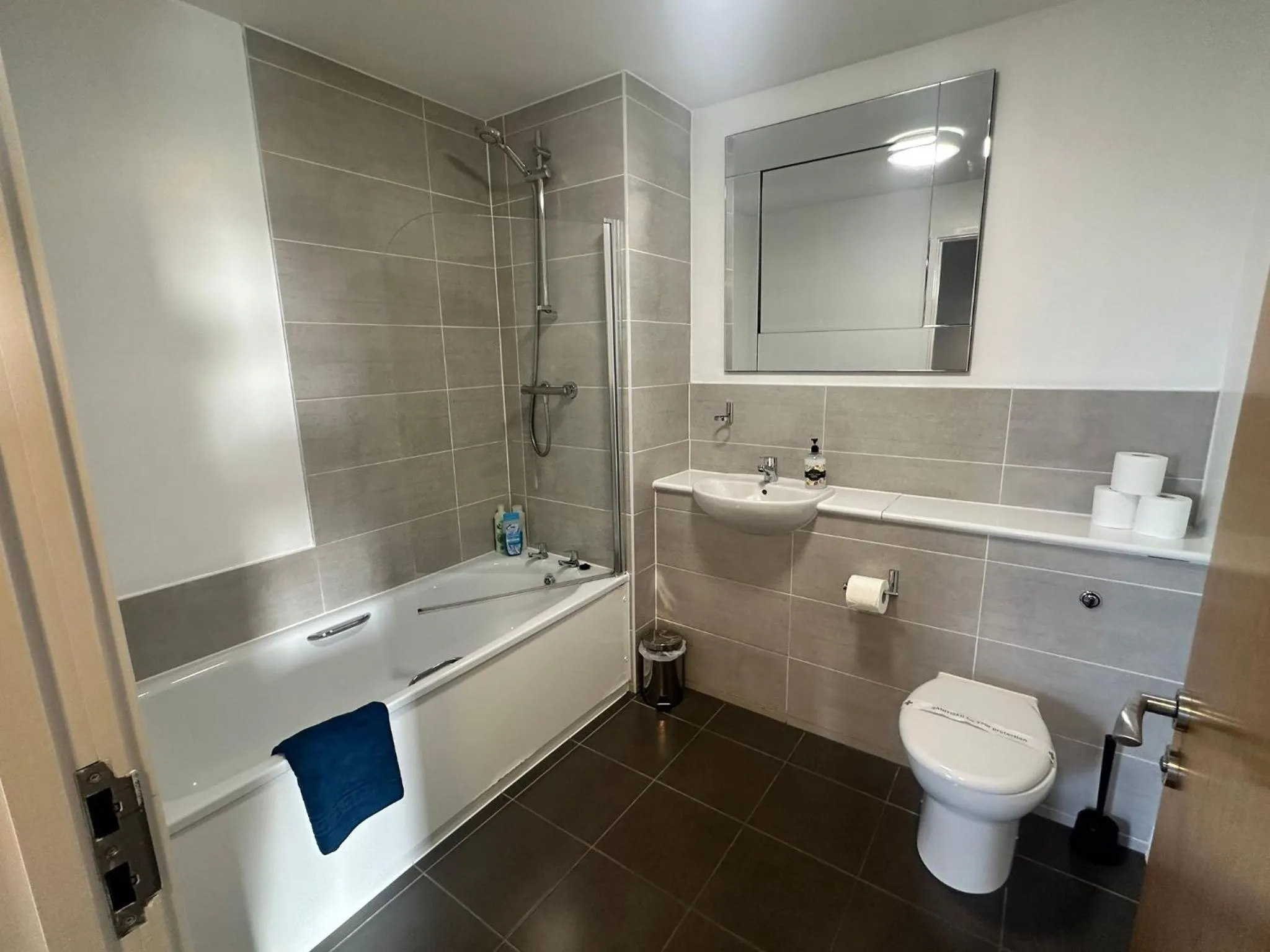 Shower in Adelphi Wharf Apartments by Beehosting