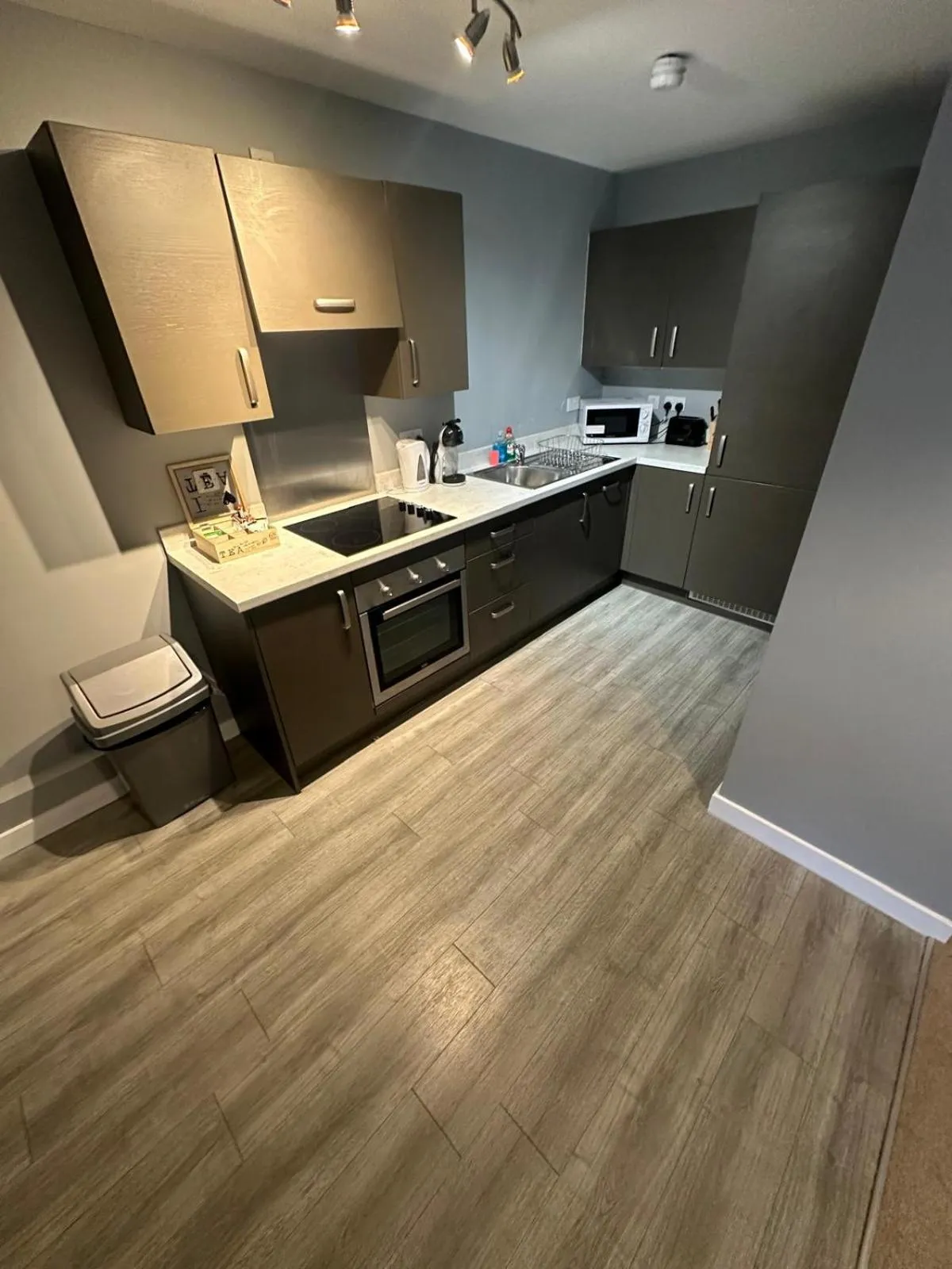 kitchen in Adelphi Wharf Apartments by Beehosting