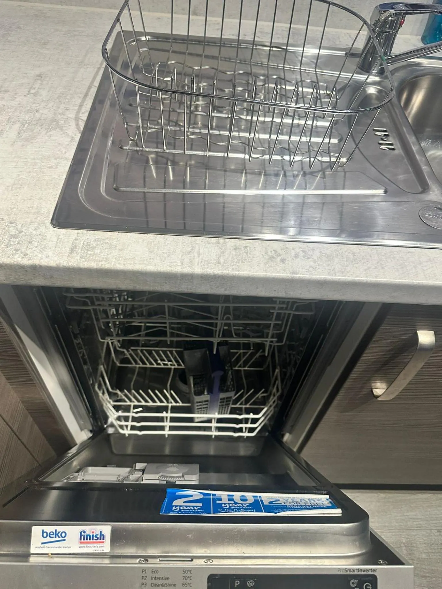 dishwasher in Adelphi Wharf Apartments by Beehosting