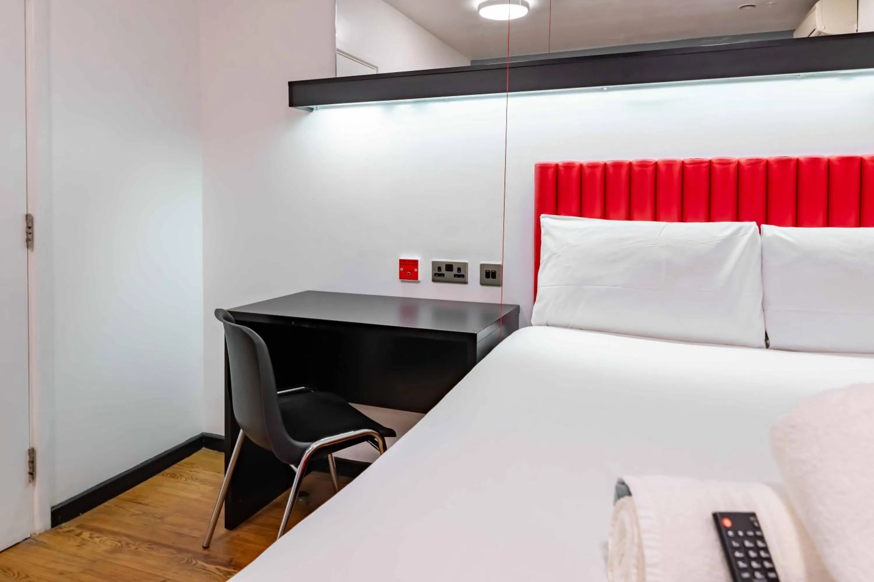 Bedroom, Bed in easyHotel Newcastle